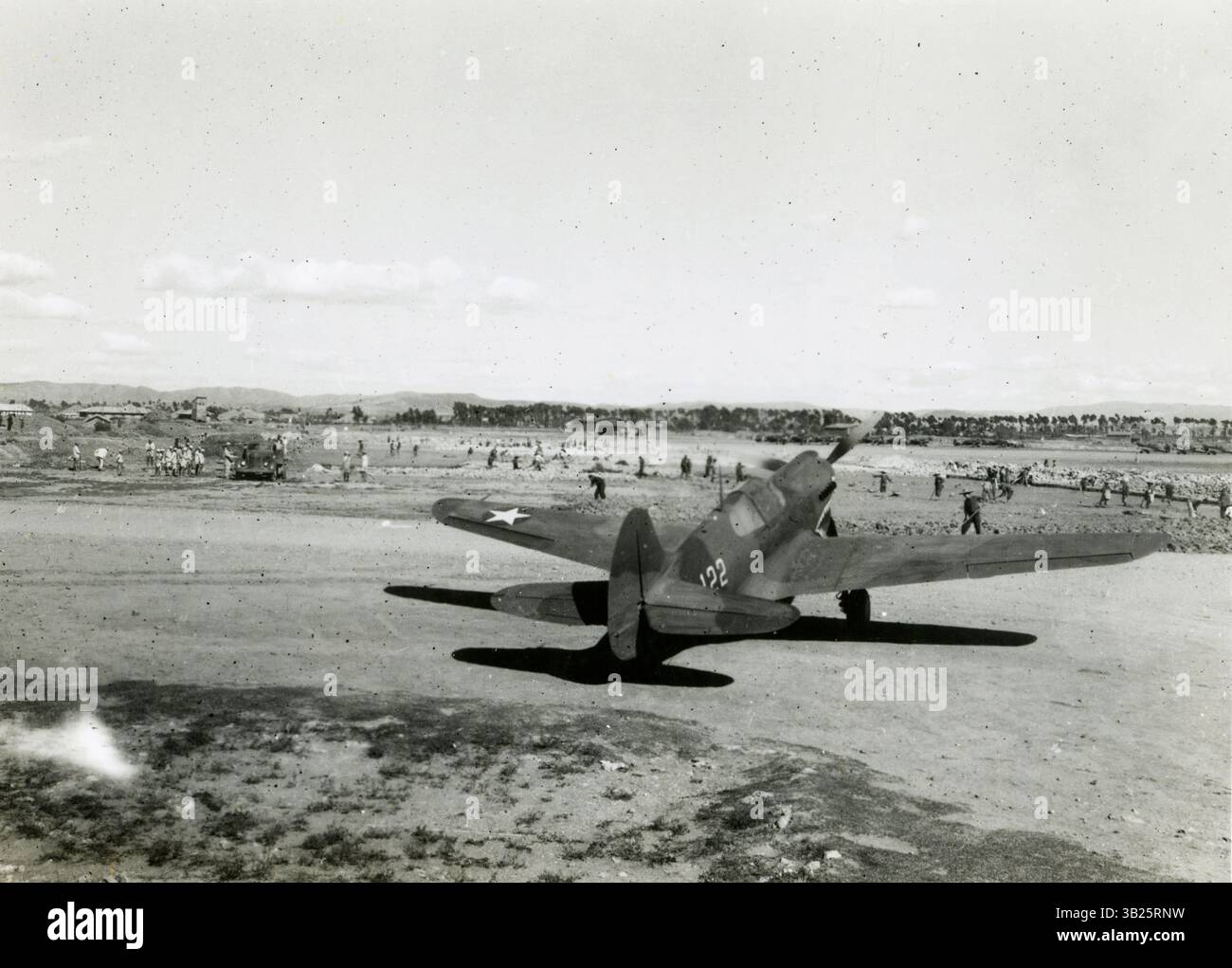 P-40 Warhawk Fighter am Flughafen Kunming, 1943, mit laufender Flughafenerweiterung, 1943, Kunming, Yunnan, China Stockfoto P-40 Warhawk Fighter am Flughafen Kunming, 1943, mit laufender Flughafenerweiterung, 1943, Kunming, Yunnan, China Stockfoto