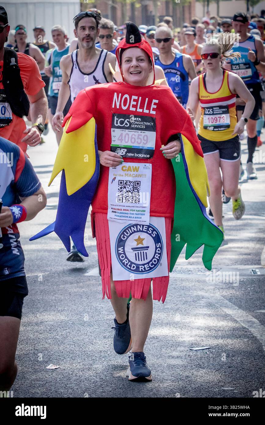 London, Großbritannien. April 2025. Der London Marathon führt die Evelyn Street in Deptford in South East London hinunter, die 13 km lange Strecke der 26,2 km langen Strecke, auf der Läufer von Einheimischen begrüßt und angefeuert werden. Guy Corbishley/Alamy Live News Stockfoto