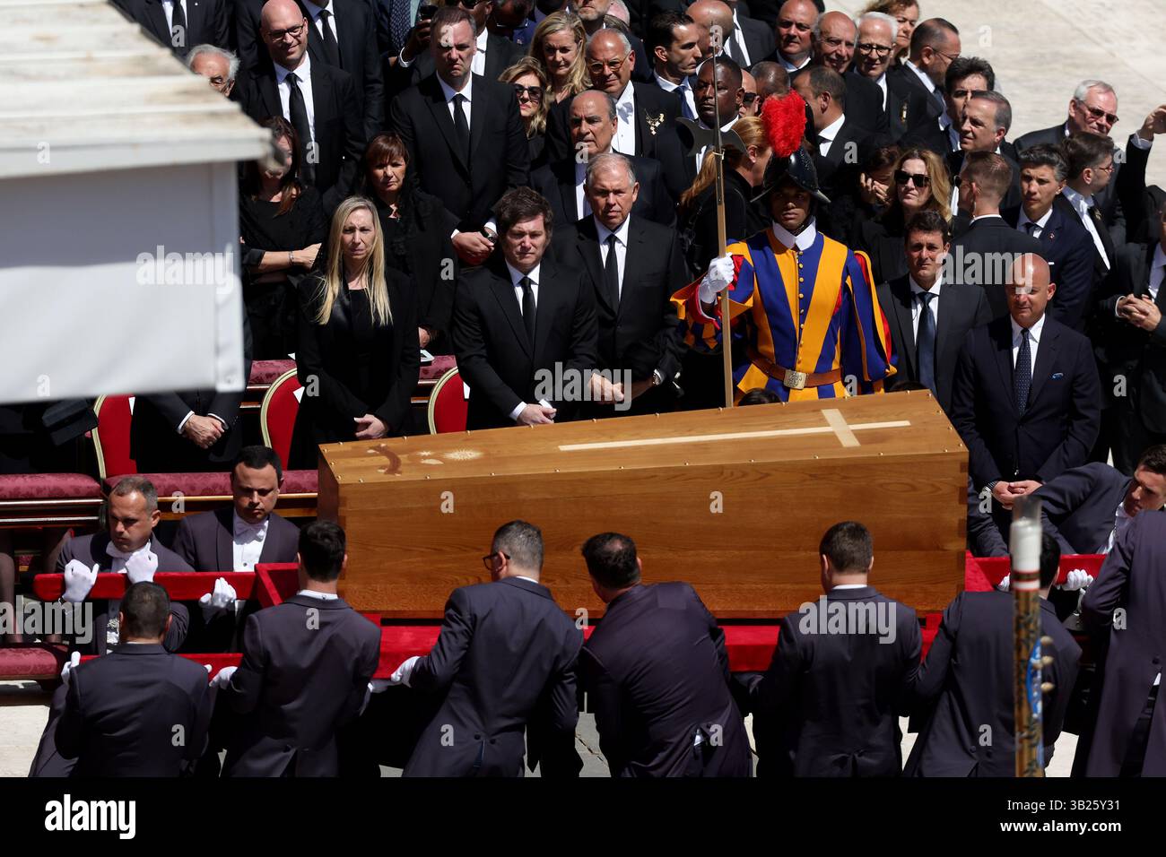 Vatikanstadt, 26.04.2025: Der argentinische Präsident Javier Milei und seine Frau Fatima Florez beobachten, wie der Sarg von Papst Franziskus den Platz verlässt. Welt Stockfoto