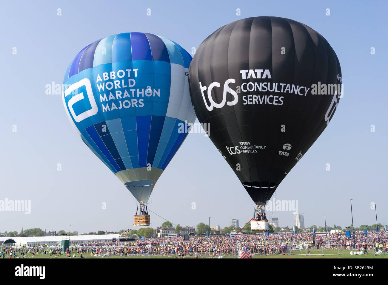 London Greenwich, Großbritannien. April 2025. Heißluftballons fuhren über Greenwich Park, den Startpunkten, wo 2025 TCS Marathonläufer ihr Rennen über die Londoner Straßen starten werden. Xiu Bao/Alamy Live News. Stockfoto
