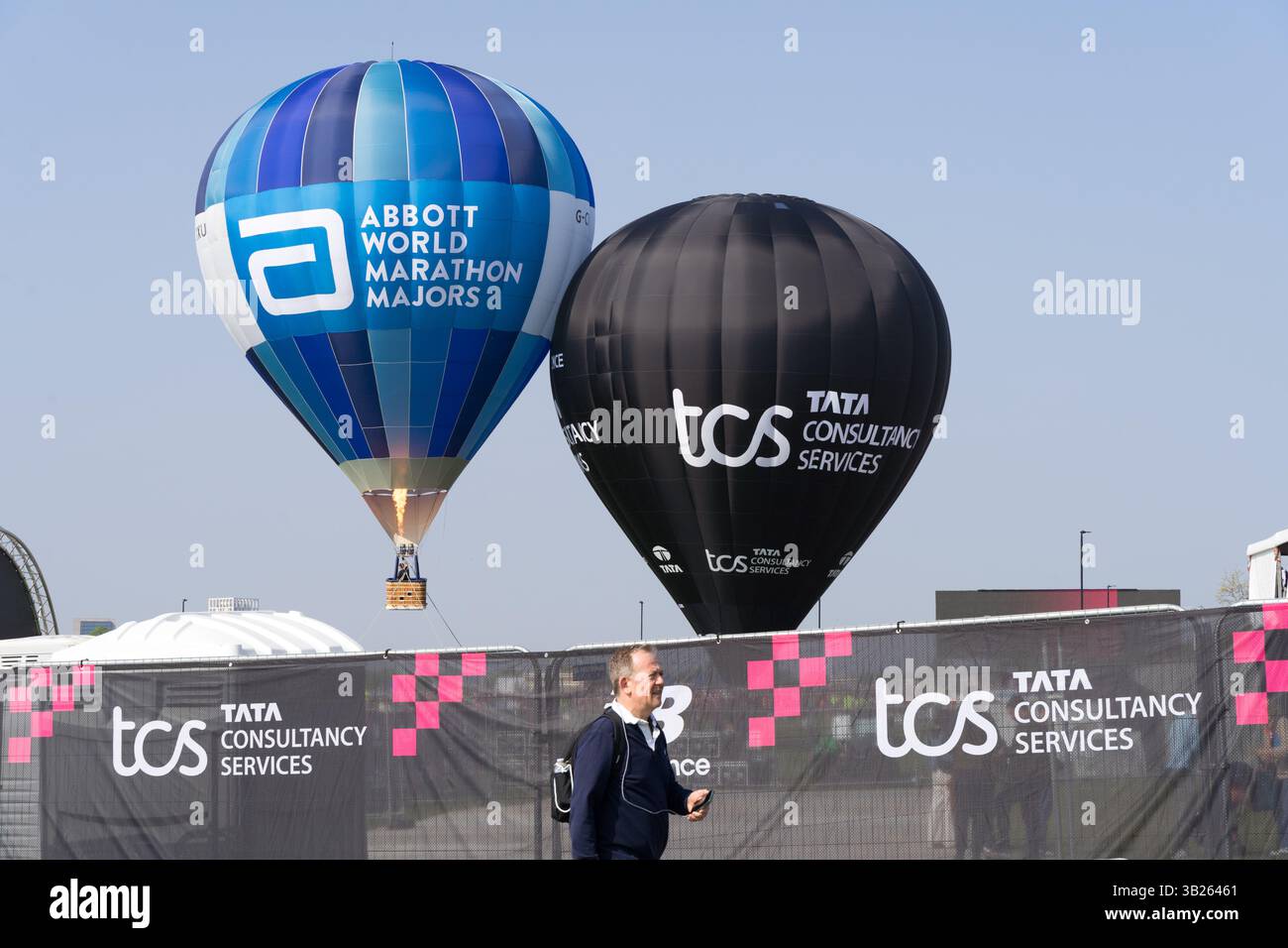 London Greenwich, Großbritannien. April 2025. Heißluftballons fuhren über Greenwich Park, den Startpunkten, wo 2025 TCS Marathonläufer ihr Rennen über die Londoner Straßen starten werden. Xiu Bao/Alamy Live News. Stockfoto