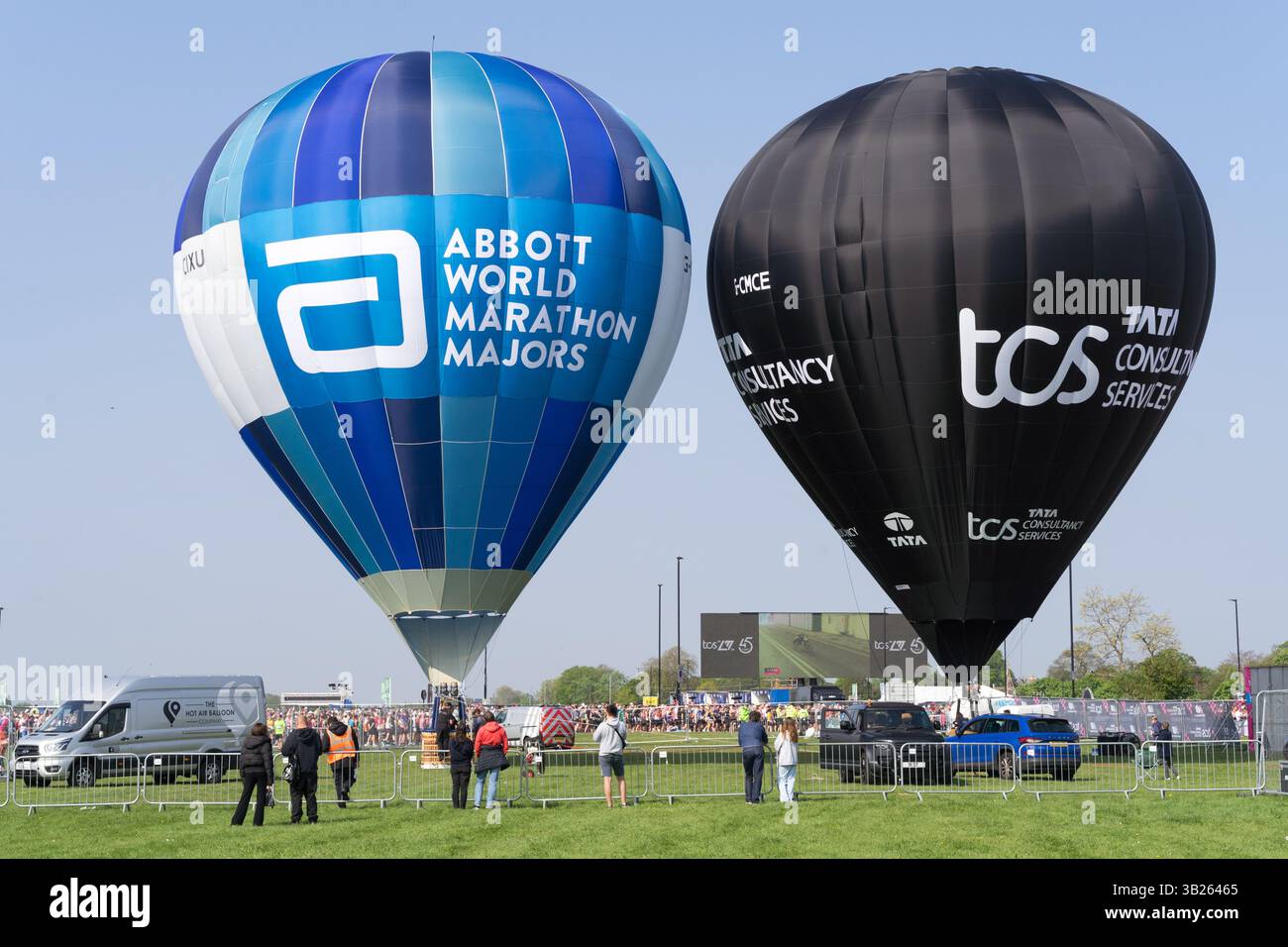 London Greenwich, Großbritannien. April 2025. Heißluftballons fuhren über Greenwich Park, den Startpunkten, wo 2025 TCS Marathonläufer ihr Rennen über die Londoner Straßen starten werden. Xiu Bao/Alamy Live News. Stockfoto