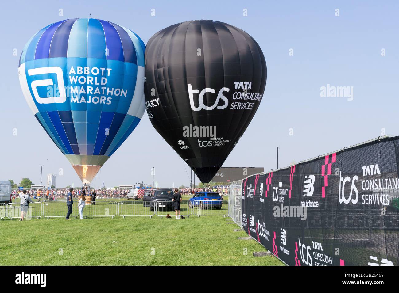 London Greenwich, Großbritannien. April 2025. Heißluftballons fuhren über Greenwich Park, den Startpunkten, wo 2025 TCS Marathonläufer ihr Rennen über die Londoner Straßen starten werden. Xiu Bao/Alamy Live News. Stockfoto