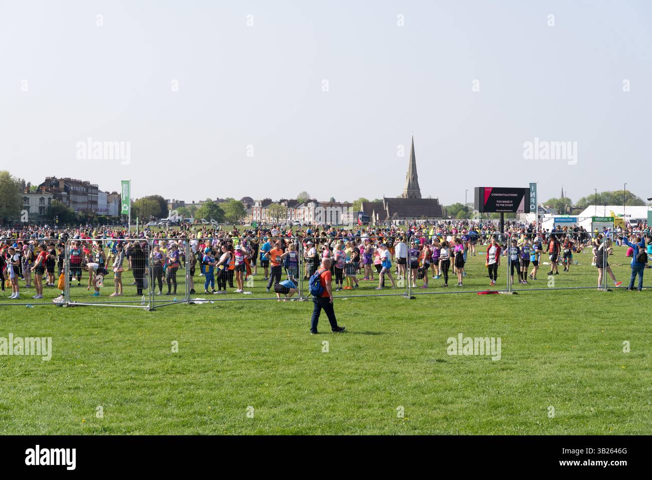 London Greenwich, Großbritannien. April 2025. Heißluftballons fuhren über Greenwich Park, den Startpunkten, wo 2025 TCS Marathonläufer ihr Rennen über die Londoner Straßen starten werden. Xiu Bao/Alamy Live News. Stockfoto