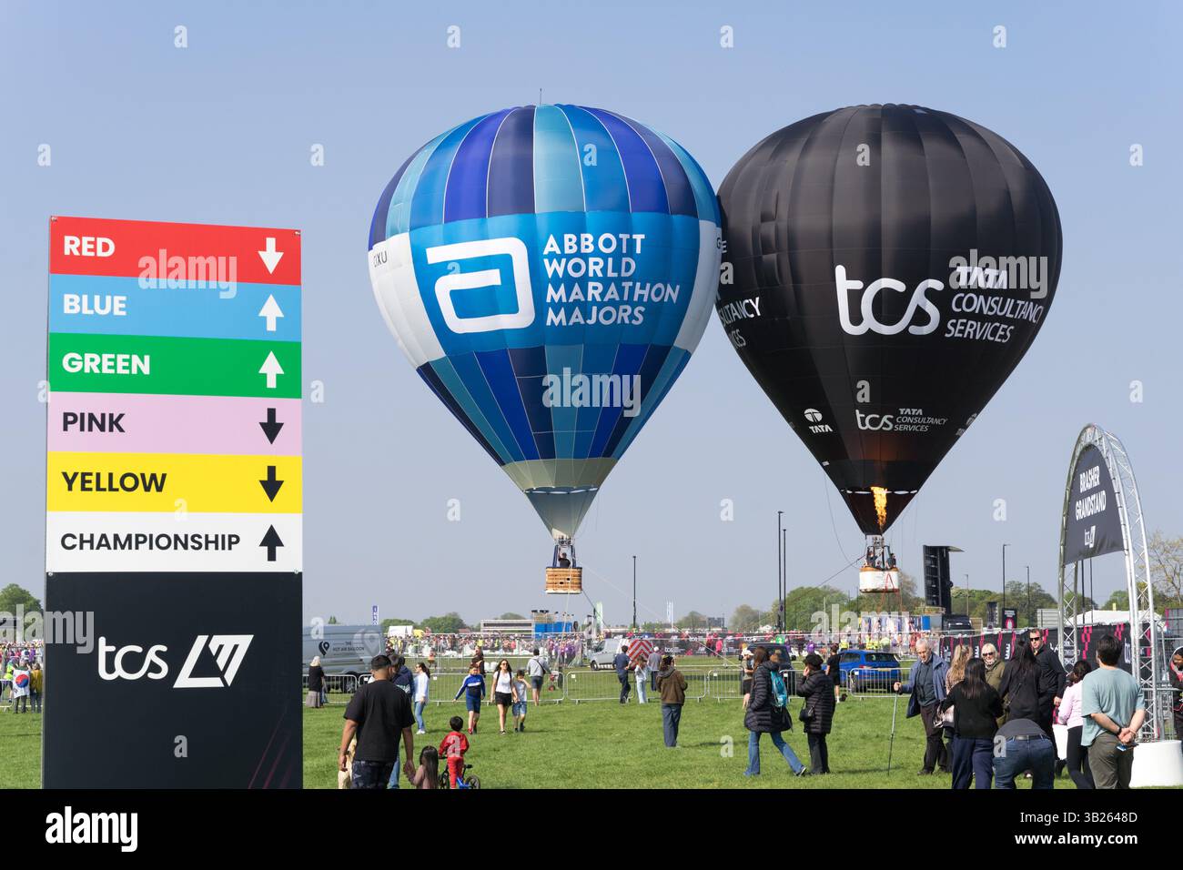 London Greenwich, Großbritannien. April 2025. Heißluftballons fuhren über Greenwich Park, den Startpunkten, wo 2025 TCS Marathonläufer ihr Rennen über die Londoner Straßen starten werden. Xiu Bao/Alamy Live News. Stockfoto
