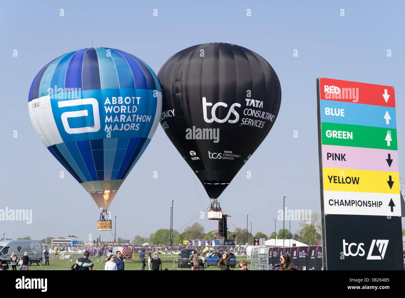 London Greenwich, Großbritannien. April 2025. Heißluftballons fuhren über Greenwich Park, den Startpunkten, wo 2025 TCS Marathonläufer ihr Rennen über die Londoner Straßen starten werden. Xiu Bao/Alamy Live News. Stockfoto