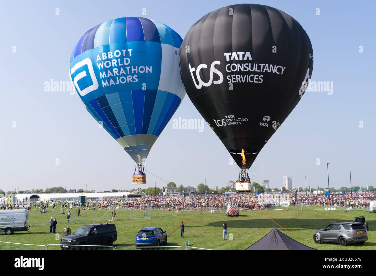 London Greenwich, Großbritannien. April 2025. Heißluftballons fuhren über Greenwich Park, den Startpunkten, wo 2025 TCS Marathonläufer ihr Rennen über die Londoner Straßen starten werden. Xiu Bao/Alamy Live News. Stockfoto