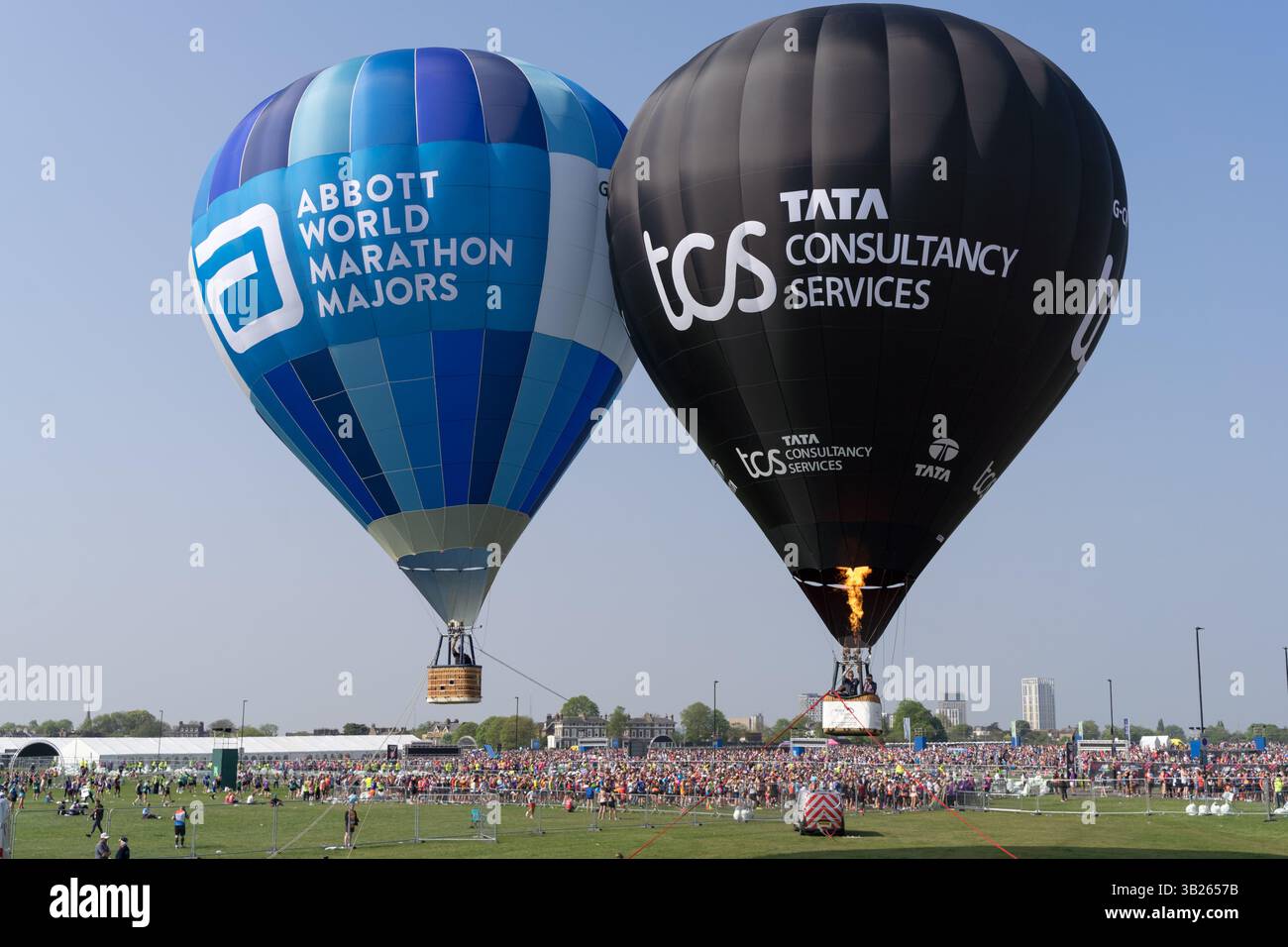 London Greenwich, Großbritannien. April 2025. Heißluftballons fuhren über Greenwich Park, den Startpunkten, wo 2025 TCS Marathonläufer ihr Rennen über die Londoner Straßen starten werden. Xiu Bao/Alamy Live News. Stockfoto