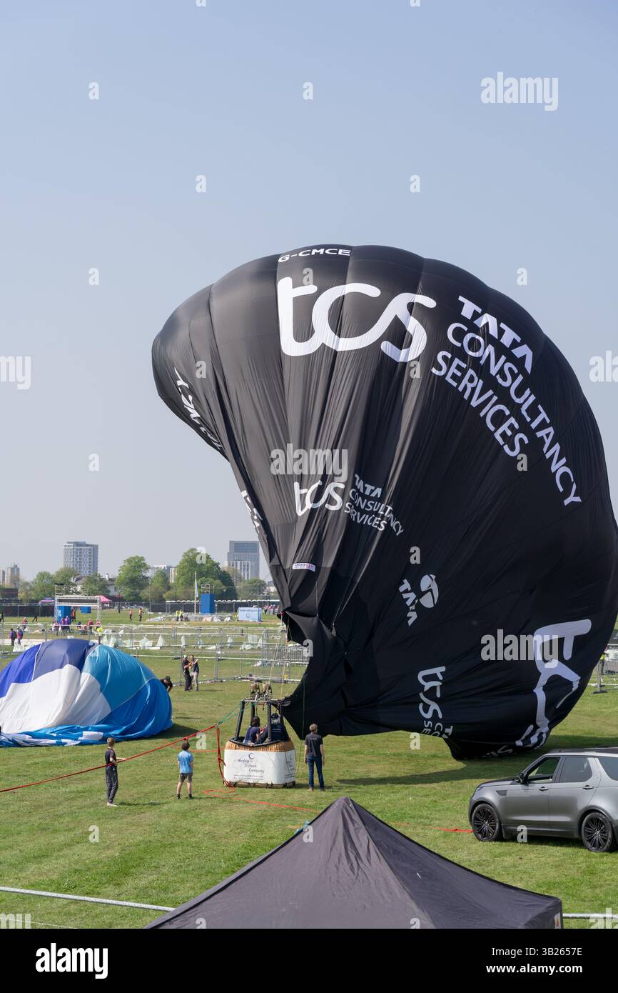 London Greenwich, Großbritannien. April 2025. Heißluftballons fuhren über Greenwich Park, den Startpunkten, wo 2025 TCS Marathonläufer ihr Rennen über die Londoner Straßen starten werden. Xiu Bao/Alamy Live News. Stockfoto