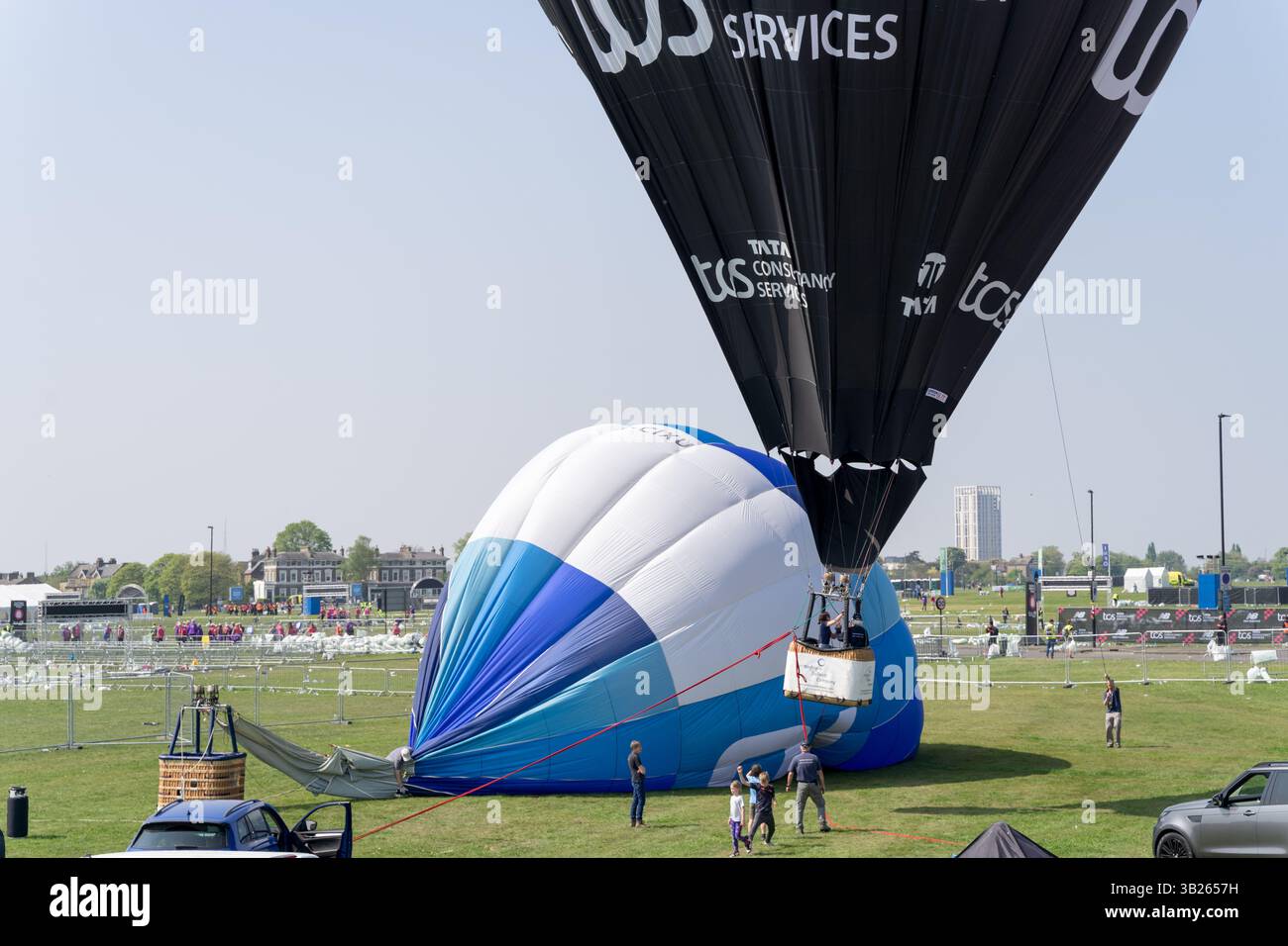 London Greenwich, Großbritannien. April 2025. Heißluftballons fuhren über Greenwich Park, den Startpunkten, wo 2025 TCS Marathonläufer ihr Rennen über die Londoner Straßen starten werden. Xiu Bao/Alamy Live News. Stockfoto