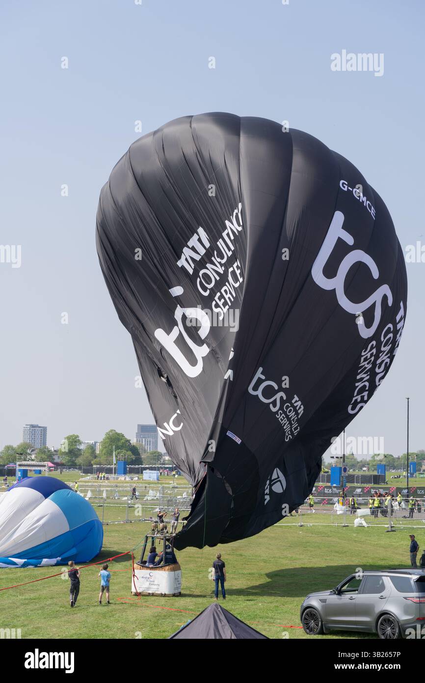 London Greenwich, Großbritannien. April 2025. Heißluftballons fuhren über Greenwich Park, den Startpunkten, wo 2025 TCS Marathonläufer ihr Rennen über die Londoner Straßen starten werden. Xiu Bao/Alamy Live News. Stockfoto