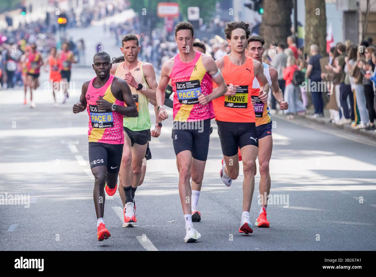 London, Großbritannien. April 2025. Der London Marathon führt die Evelyn Street in Deptford in South East London hinunter, die 13 km lange Strecke der 26,2 km langen Strecke, auf der Läufer von Einheimischen begrüßt und angefeuert werden. Guy Corbishley/Alamy Live News Stockfoto