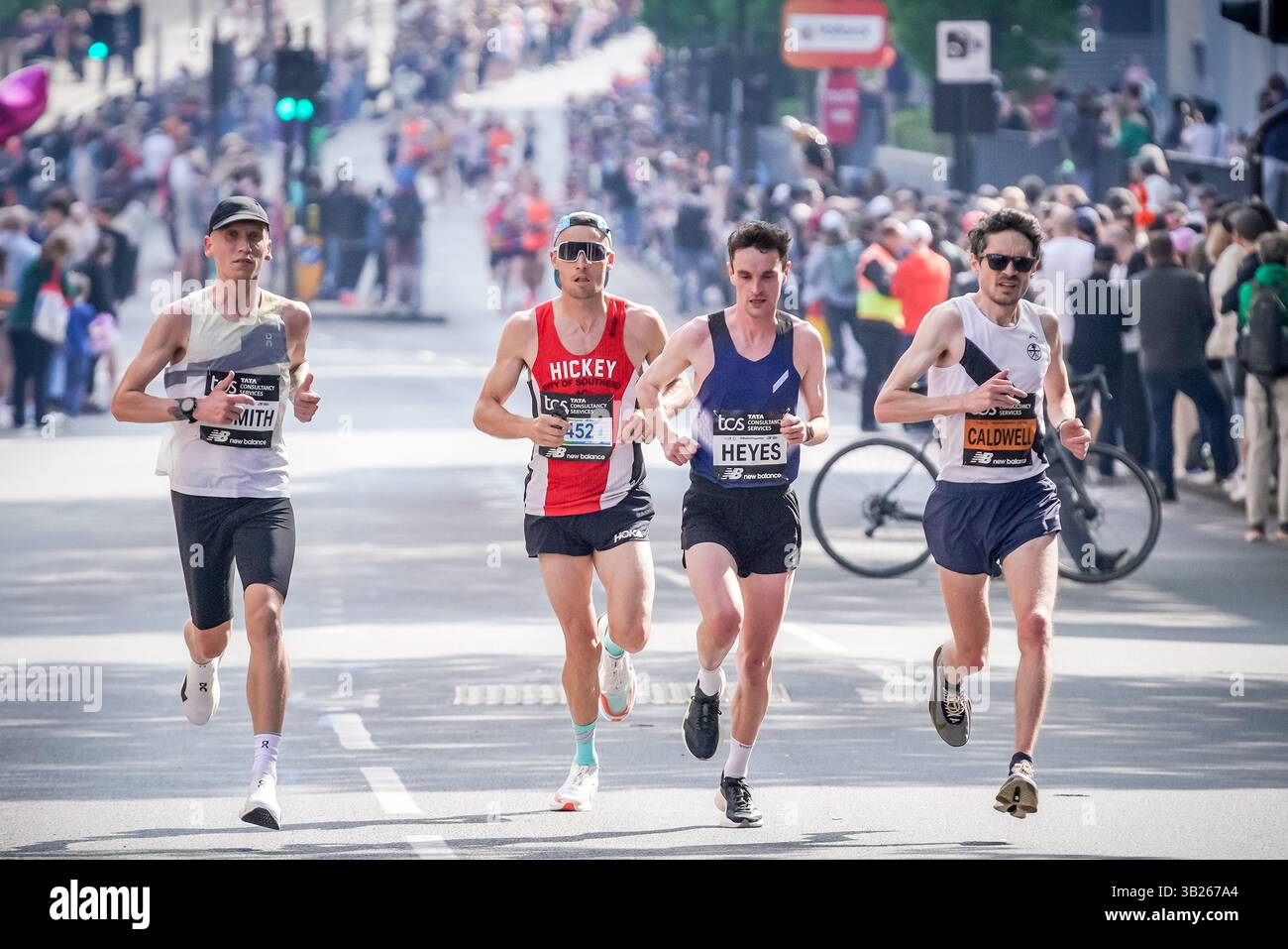London, Großbritannien. April 2025. Der London Marathon führt die Evelyn Street in Deptford in South East London hinunter, die 13 km lange Strecke der 26,2 km langen Strecke, auf der Läufer von Einheimischen begrüßt und angefeuert werden. Guy Corbishley/Alamy Live News Stockfoto
