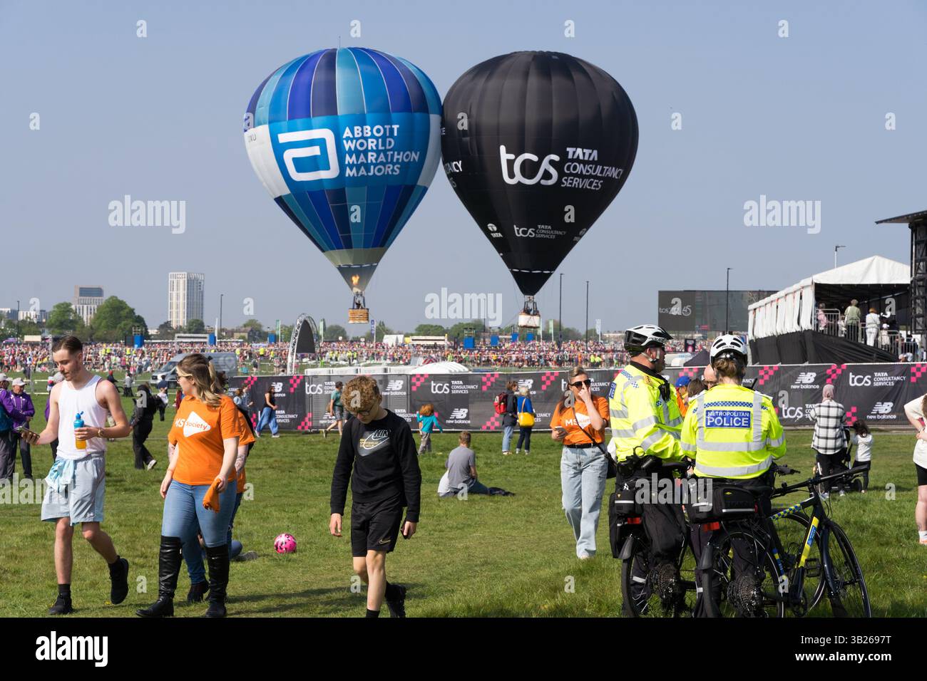 London Greenwich, Großbritannien. April 2025. Heißluftballons fuhren über Greenwich Park, den Startpunkten, wo 2025 TCS Marathonläufer ihr Rennen über die Londoner Straßen starten werden. Xiu Bao/Alamy Live News. Stockfoto
