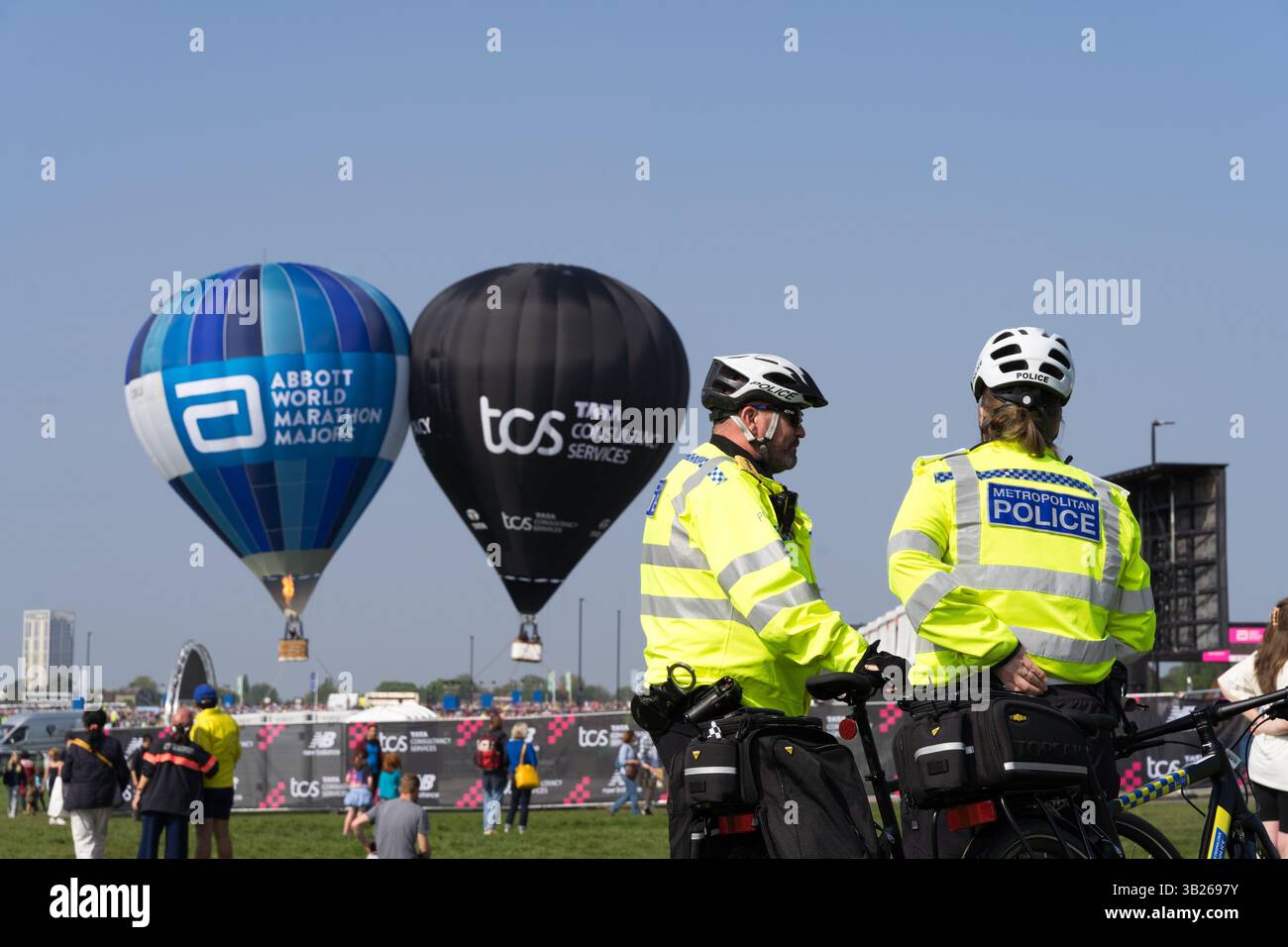 London Greenwich, Großbritannien. April 2025. Heißluftballons fuhren über Greenwich Park, den Startpunkten, wo 2025 TCS Marathonläufer ihr Rennen über die Londoner Straßen starten werden. Xiu Bao/Alamy Live News. Stockfoto