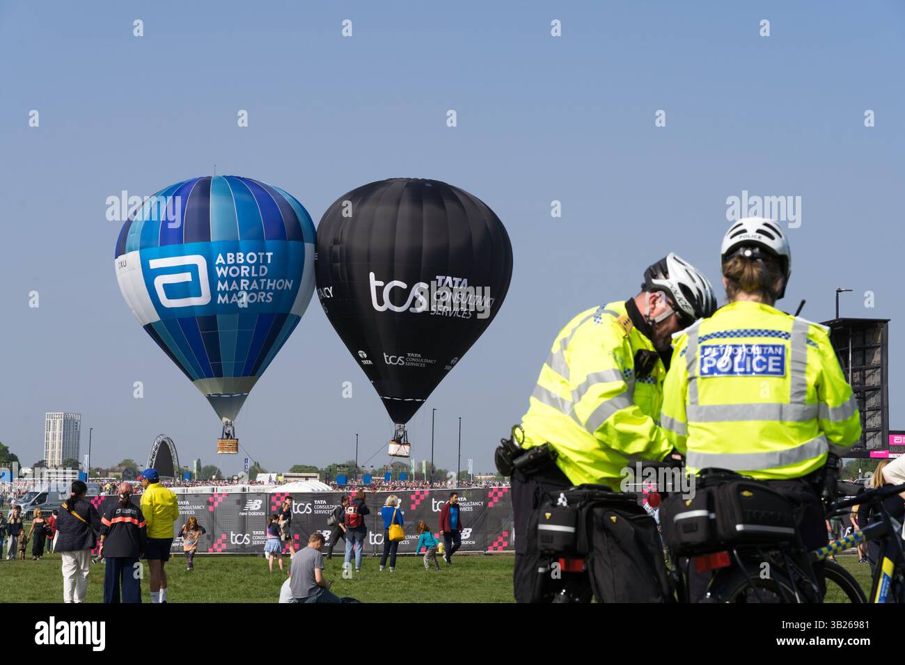 London Greenwich, Großbritannien. April 2025. Heißluftballons fuhren über Greenwich Park, den Startpunkten, wo 2025 TCS Marathonläufer ihr Rennen über die Londoner Straßen starten werden. Xiu Bao/Alamy Live News. Stockfoto