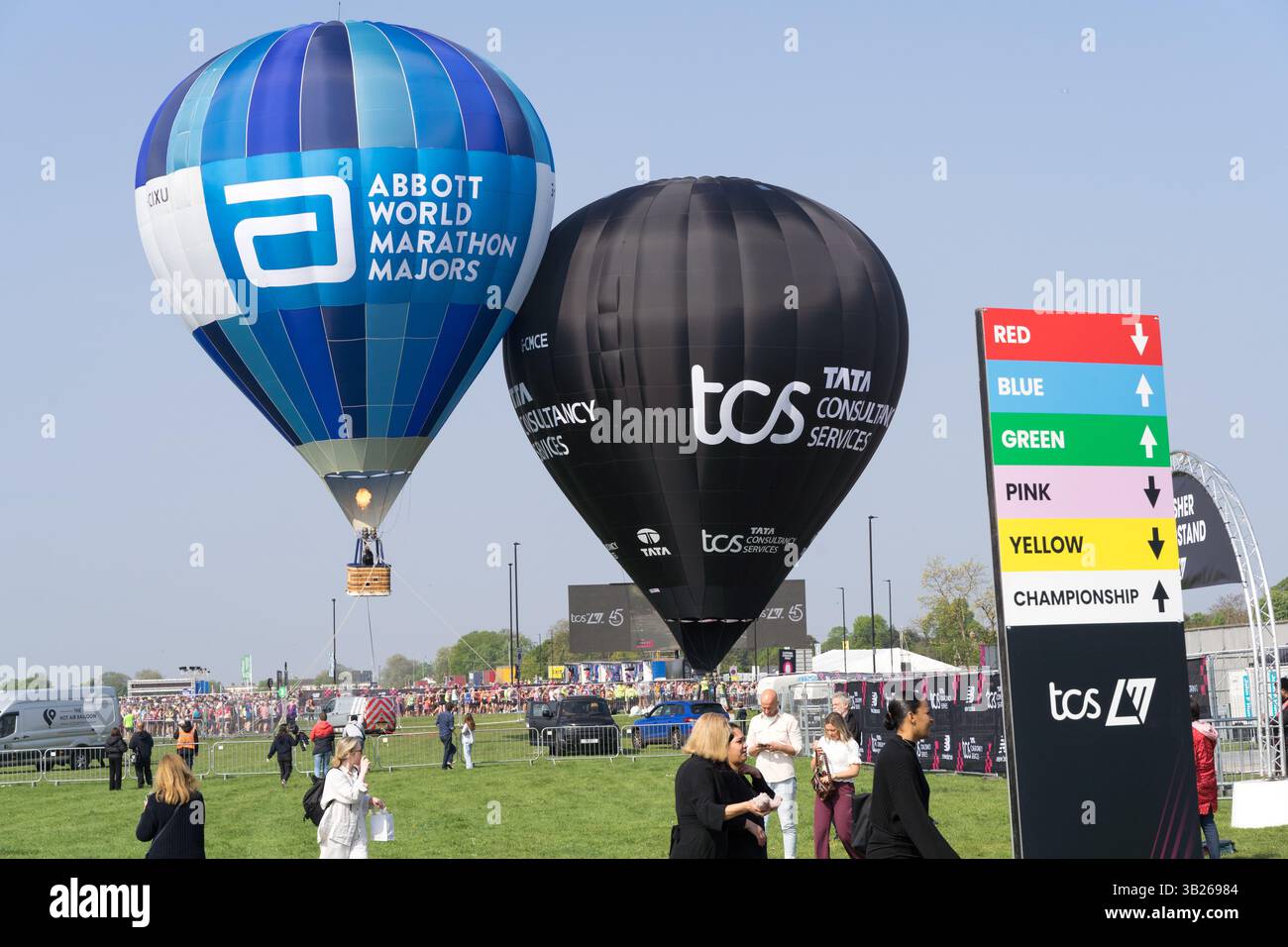 London Greenwich, Großbritannien. April 2025. Heißluftballons fuhren über Greenwich Park, den Startpunkten, wo 2025 TCS Marathonläufer ihr Rennen über die Londoner Straßen starten werden. Xiu Bao/Alamy Live News. Stockfoto