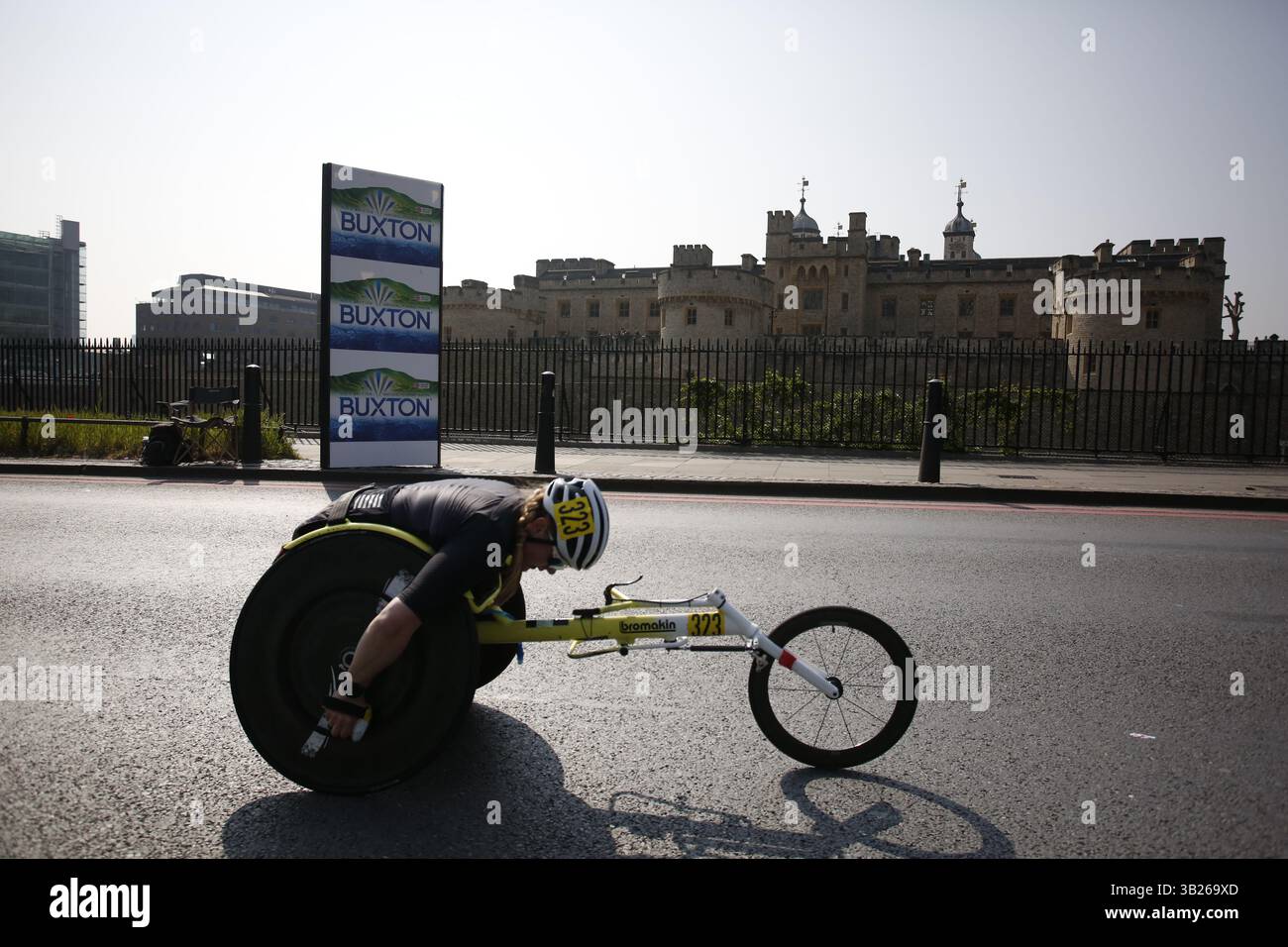 27. April 2025, Tausende von London nehmen am London Marathon Teil 2025 die 56.000 Teilnehmer des London Marathons fahren auf einer 26,2 km langen Strecke durch die Stadt. Es ist das 45. Mal, dass die Veranstaltung stattgefunden hat. Foto: Roland Ravenhill/Alamy Stockfoto
