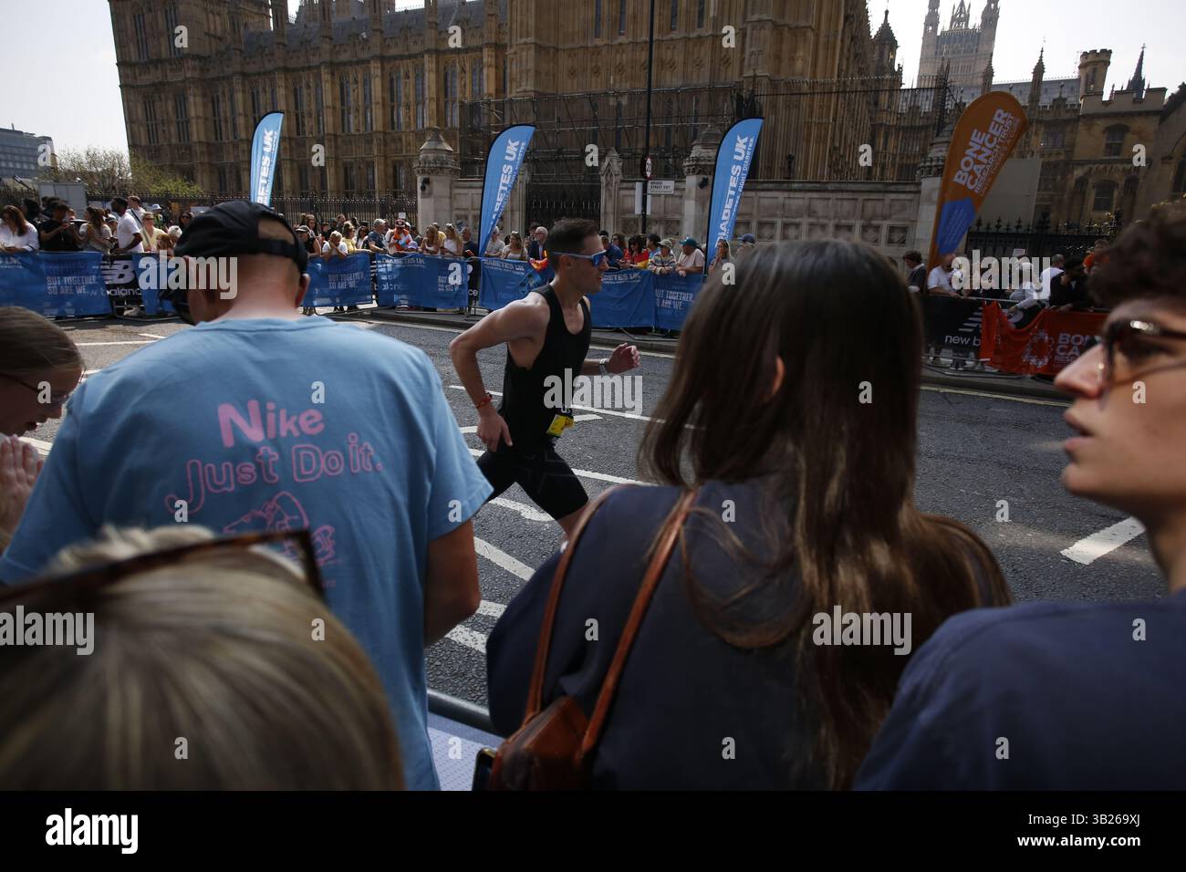 27. April 2025, Tausende von London nehmen am London Marathon Teil 2025 die 56.000 Teilnehmer des London Marathons fahren auf einer 26,2 km langen Strecke durch die Stadt. Es ist das 45. Mal, dass die Veranstaltung stattgefunden hat. Foto: Roland Ravenhill/Alamy Stockfoto
