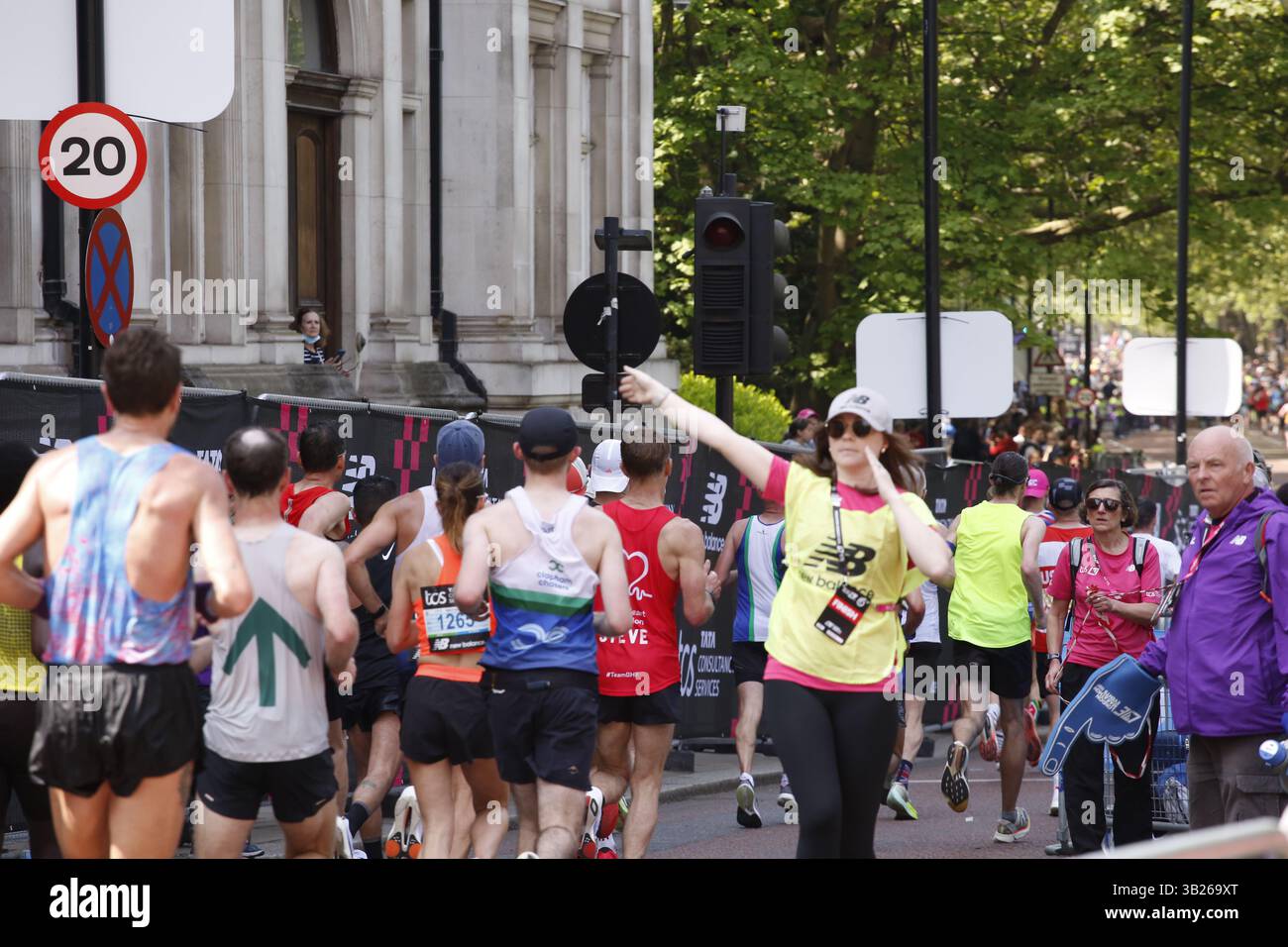 27. April 2025, Tausende von London nehmen am London Marathon Teil 2025 die 56.000 Teilnehmer des London Marathons fahren auf einer 26,2 km langen Strecke durch die Stadt. Es ist das 45. Mal, dass die Veranstaltung stattgefunden hat. Foto: Roland Ravenhill/Alamy Stockfoto