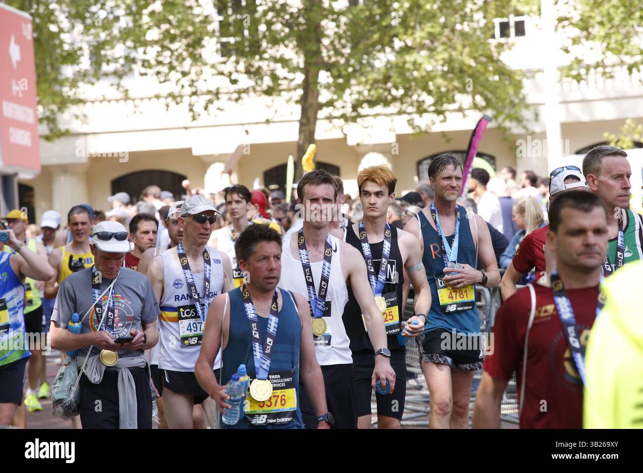27. April 2025, Tausende von London nehmen am London Marathon Teil 2025 die 56.000 Teilnehmer des London Marathons fahren auf einer 26,2 km langen Strecke durch die Stadt. Es ist das 45. Mal, dass die Veranstaltung stattgefunden hat. Foto: Roland Ravenhill/Alamy Stockfoto