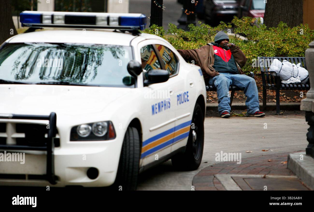 Dezember 2009 - Memphis, TN, USA - Mo 7 Dez 09 (mbhomeless2) Foto von Mike Brown. Ein Polizist von Memphis fährt um den Brunnen am Court Square herum, wo sich Obdachlose oft versammeln. Einige Obdachlose im Park sagten, sie fürchten, dass die Polizei durchgreifen würde, weil sie nirgendwo sonst hingehen könnten. Es wurde weiter gesagt, dass das Problem nicht die Obdachlosen waren, sondern Straßenleute, die einen Platz zum Leben haben, aber in den Park kommen, um zu trinken und zu trinken. (Kreditbild: © The Commercial Appeal/ZUMApress.com) Stockfoto
