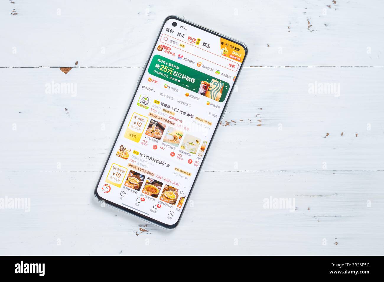 Zhongshan, China-25. April 2025: Ein Handy, das die Lieferung von Lebensmitteln auf JD in horizontaler Zusammensetzung zeigt. Stockfoto