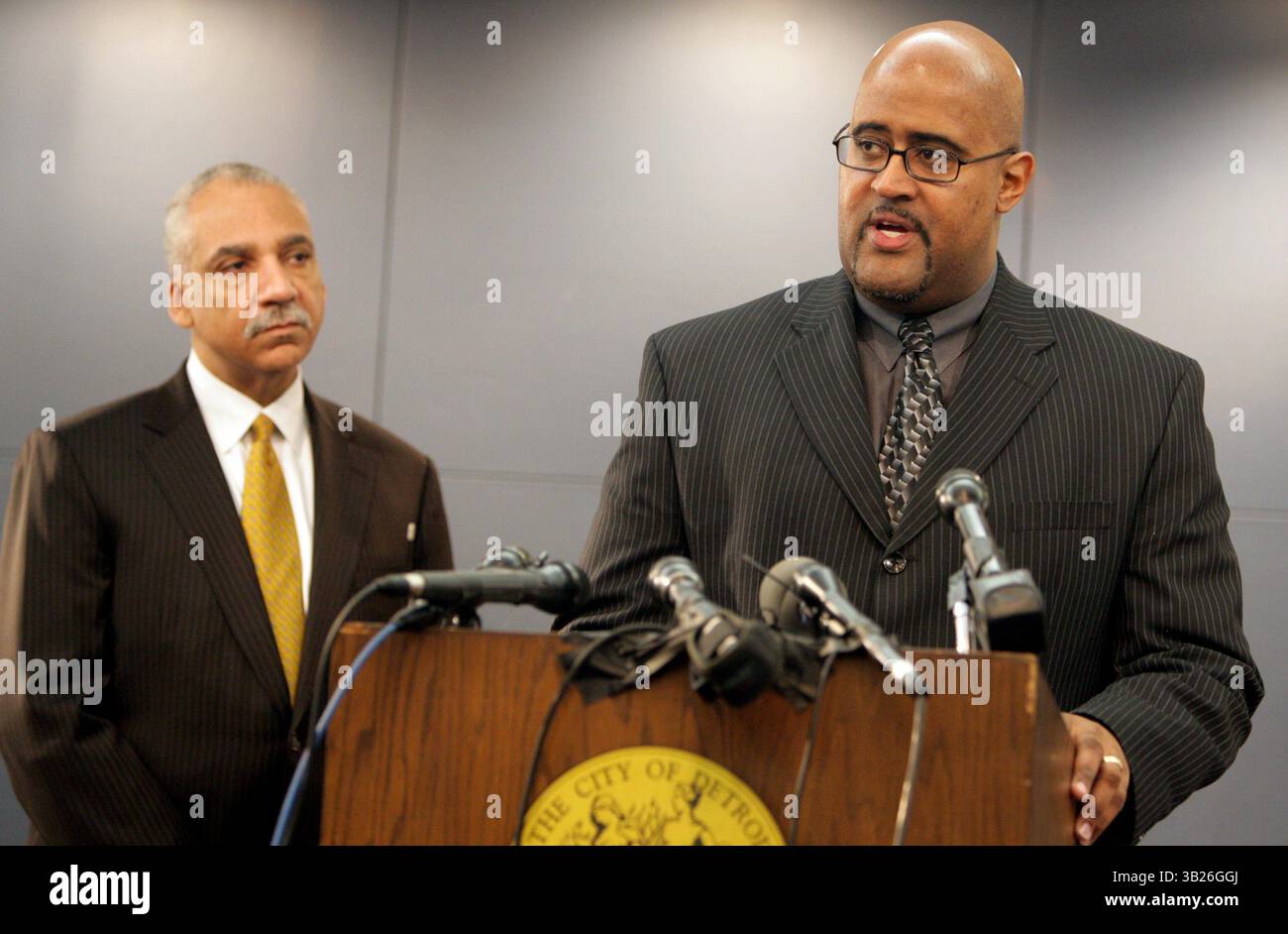 Der Bürgermeister von Detroit, Ken Cockrel Jr., spricht am Donnerstag, den 09,2009. April in Detroit an die Medien über die Entscheidung des Richters, eine regionale Behörde für das Cobo Center zu blockieren, und über die Entscheidung, dass Bürgermeister Cockrel kein Veto gegen die Aufhebung eines staatlichen Gesetzes zur Schaffung der Behörde durch die Stadt CouncilÃ habe. Der stellvertretende Bürgermeister von Detroit Saul Green ist im Hintergrund. RASHAUN RUCKER/Detroit Free Press (Foto: © Detroit Free Press/ZUMA Press) Stockfoto