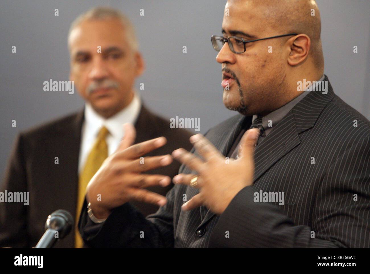 Der Bürgermeister von Detroit, Ken Cockrel Jr., spricht am Donnerstag, den 09,2009. April in Detroit an die Medien über die Entscheidung des Richters, eine regionale Behörde für das Cobo Center zu blockieren, und über die Entscheidung, dass Bürgermeister Cockrel kein Veto gegen die Aufhebung eines staatlichen Gesetzes zur Schaffung der Behörde durch die Stadt CouncilÃ habe. Der stellvertretende Bürgermeister von Detroit Saul Green ist im Hintergrund. RASHAUN RUCKER/Detroit Free Press (Foto: © Detroit Free Press/ZUMA Press) Stockfoto