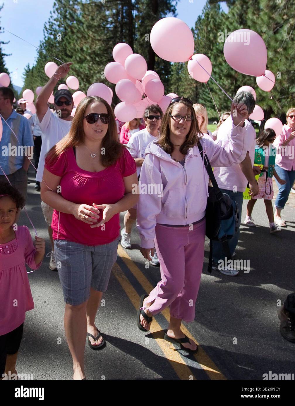 48492 SOUTH LAKE TAHOE, Kalifornien, Amelia Edwards, links, eine Jugendfreundin von Jaycee Lee Dugard marschiert in South Lake zu Ehren der sicheren Rückkehr Dugards, 6. September 2009. In South Lake Tahoe ist sie vor 18 Jahren verschwunden, während sie auf einen Schulbus wartete. Die Parade ist die Umkehrung der Strecke, die am 10. Jahrestag des Verschwindens Dugards zurückgelegt wurde. Die Teilnehmer trugen rosa, weil das Dugards Lieblingsfarbe war. Ihre Klassenkameraden an der Meyers Elementary School starteten zur Zeit ihrer Entführung eine rosa Bandkampagne, um ihre Hoffnung auf ihre sichere Rückkehr zu zeigen... Robert Stockfoto