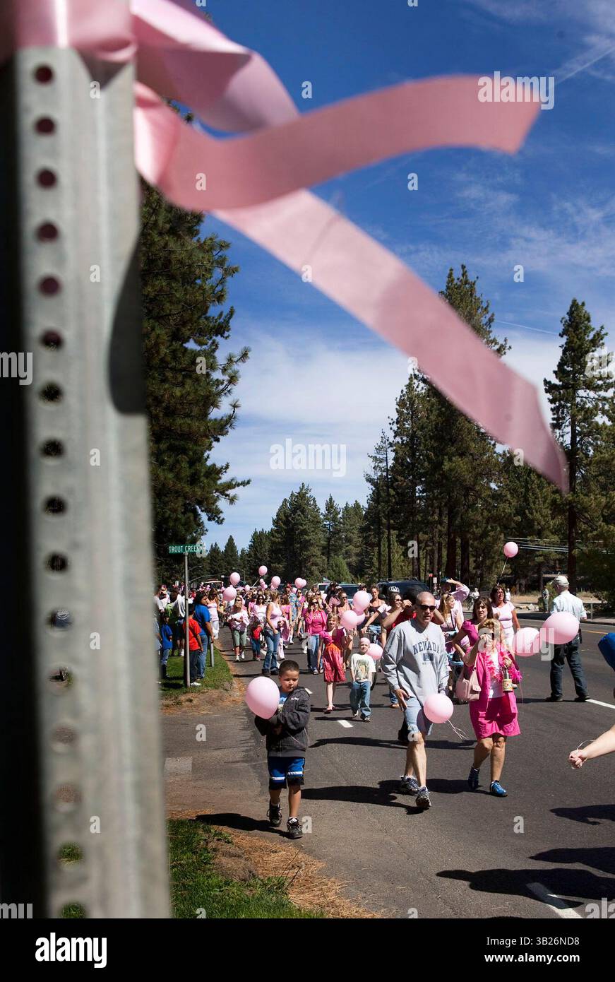 48492 SOUTH LAKE TAHOE, Kalifornien, South Lake Tahoe hält eine Parade zu Ehren der sicheren Rückkehr von Jaycee Lee Dugard ab, 6. September 2009. In South Lake Tahoe ist sie vor 18 Jahren verschwunden, während sie auf einen Schulbus wartete. Die Parade ist die Umkehrung der Strecke, die am 10. Jahrestag des Verschwindens Dugards zurückgelegt wurde. Die Teilnehmer trugen rosa, weil das Dugards Lieblingsfarbe war. Ihre Klassenkameraden an der Meyers Elementary School starteten zur Zeit ihrer Entführung eine rosa Bandkampagne, um ihre Hoffnung auf ihre sichere Rückkehr zu zeigen...Robert Durell / Special to the Bee (Credit Image: © Sacram) Stockfoto