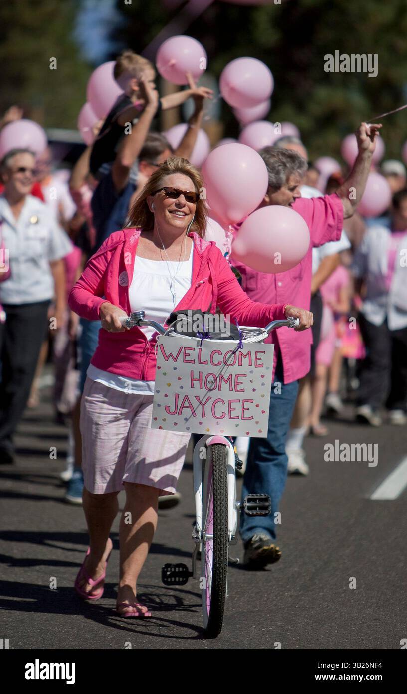 48492 SOUTH LAKE TAHOE, Kalifornien. Jackie Hardt marschiert in einer South Lake Tahoe Parade zu Ehren der sicheren Rückkehr von Jaycee Lee Dugard, 6. September 2009. In South Lake Tahoe ist sie vor 18 Jahren verschwunden, während sie auf einen Schulbus wartete. Die Parade ist die Umkehrung der Strecke, die am 10. Jahrestag des Verschwindens Dugards zurückgelegt wurde. Die Teilnehmer trugen rosa, weil das Dugards Lieblingsfarbe war. Ihre Klassenkameraden an der Meyers Elementary School begannen zur Zeit ihrer Entführung eine rosa Bandkampagne, um ihre Hoffnung auf ihre sichere Rückkehr zu zeigen... Robert Durell / Special to the Bee (Cred Stockfoto