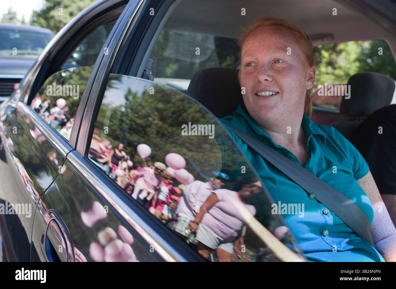 48492 SOUTH LAKE TAHOE, Kalifornien. Carissa Lewis aus Sacramento beobachtet eine Parade in South Lake Tahoe zu Ehren der sicheren Rückkehr von Jaycee Lee Dugard, 6. September 2009. In South Lake Tahoe ist sie vor 18 Jahren verschwunden, während sie auf einen Schulbus wartete. Die Parade ist die Umkehrung der Strecke, die am 10. Jahrestag des Verschwindens Dugards zurückgelegt wurde. Die Teilnehmer trugen rosa, weil das Dugards Lieblingsfarbe war. Ihre Klassenkameraden an der Meyers Elementary School starteten zur Zeit ihrer Entführung eine rosa Bandkampagne, um ihre Hoffnung auf ihre sichere Rückkehr zu zeigen... Robert Durell / Special To Stockfoto