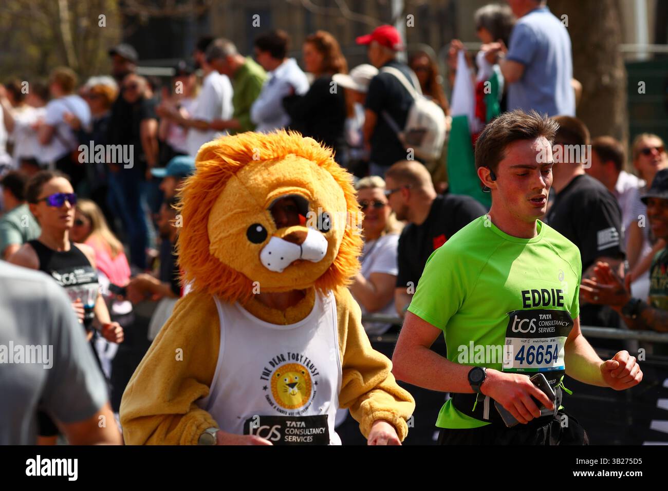 LONDON, Großbritannien, 27. April 2025, Läufer und Zuschauer als Teil des TCS London Marathon 2025 27. April 2025 in London, Vereinigtes Königreich. Der Lond Stockfoto