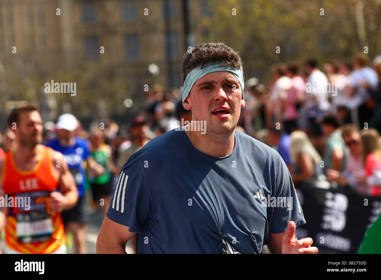 LONDON, Großbritannien, 27. April 2025, Läufer und Zuschauer als Teil des TCS London Marathon 2025 27. April 2025 in London, Vereinigtes Königreich. Der Lond Stockfoto