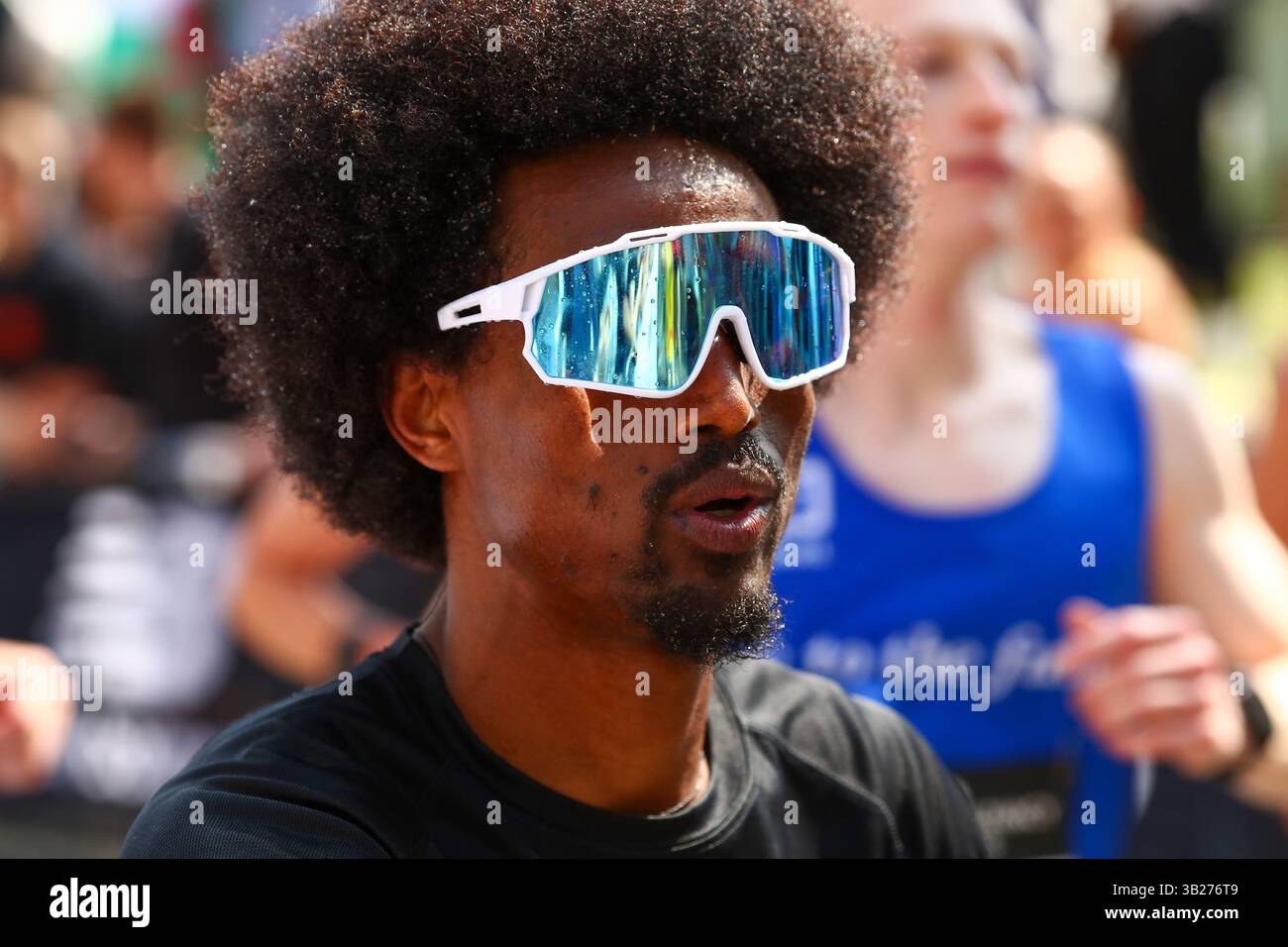 LONDON, Großbritannien, 27. April 2025, Läufer und Zuschauer als Teil des TCS London Marathon 2025 27. April 2025 in London, Vereinigtes Königreich. Der Lond Stockfoto