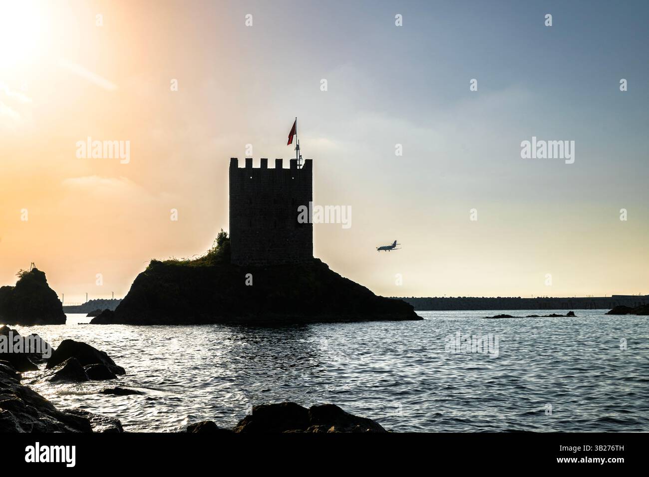 Maiden's Castle oder Maiden's Tower ist eine historische Burg im Pazar-Viertel von Rize. Stockfoto