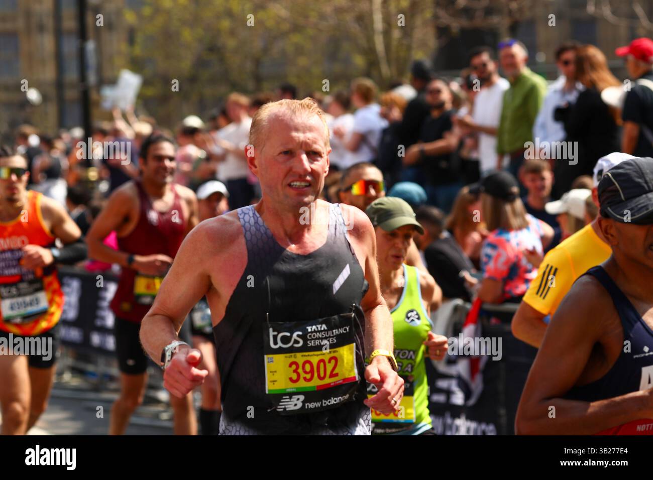 LONDON, Großbritannien, 27. April 2025, Läufer und Zuschauer als Teil des TCS London Marathon 2025 27. April 2025 in London, Vereinigtes Königreich. Der Lond Stockfoto