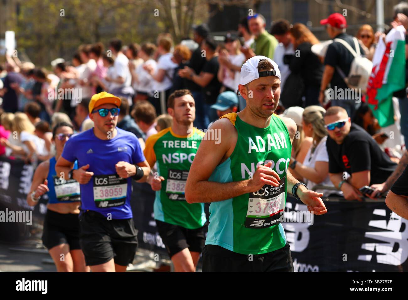LONDON, Großbritannien, 27. April 2025, Läufer und Zuschauer als Teil des TCS London Marathon 2025 27. April 2025 in London, Vereinigtes Königreich. Der Lond Stockfoto