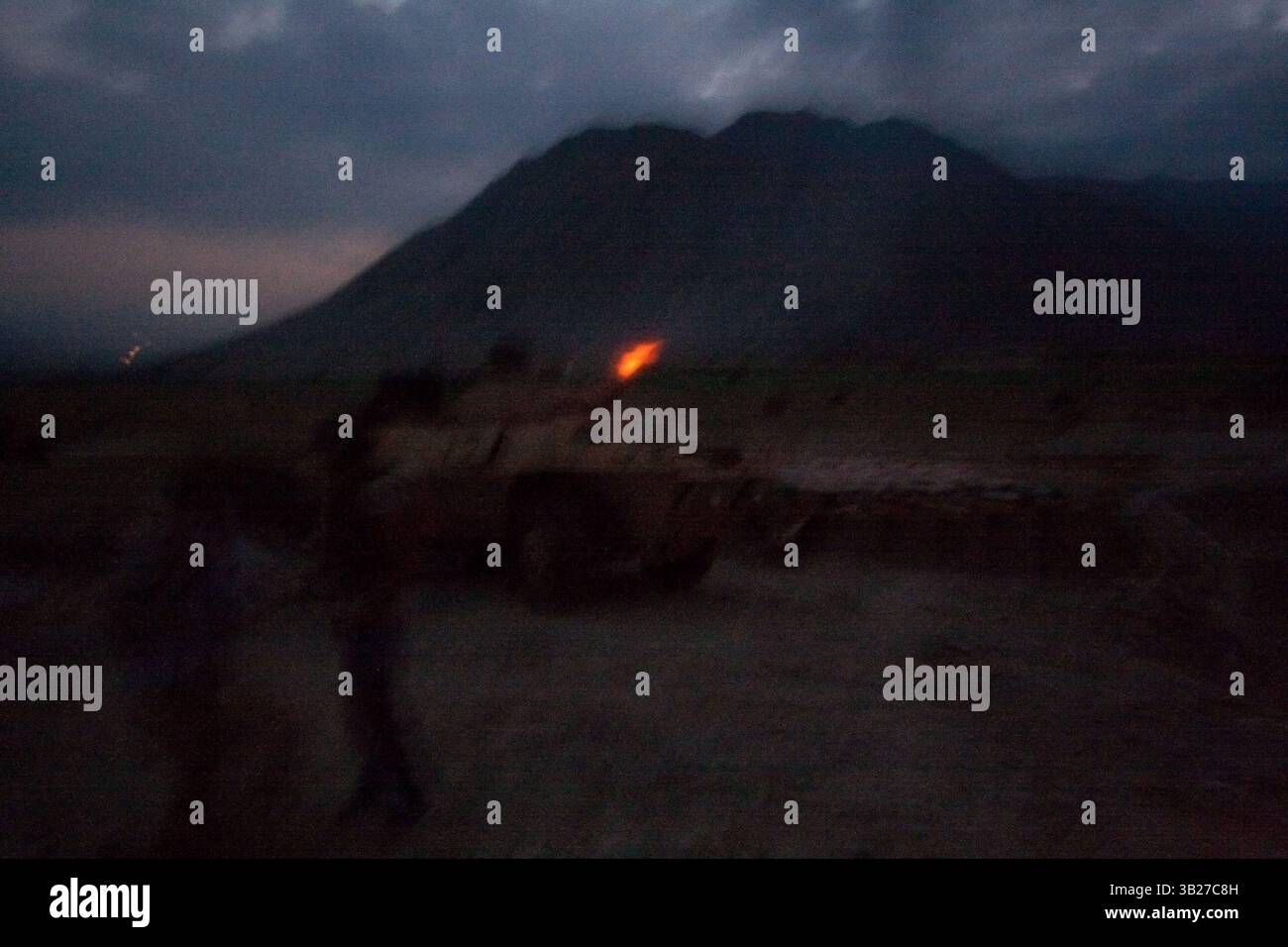 16. August 2009 - Narang, Afghanistan - ein Test des gepanzerten Sicherheitsfahrzeugs (ASV) feuert das .50-CAL-schwere Maschinengewehr nach einem Feuergefecht mit Taliban-Aufständischen auf den Kampfposten Badel im Bezirk Narang in der Provinz Kunar, Afghanistan. (Kreditbild: © Simon Klingert/ZUMA Press) EINSCHRÄNKUNGEN: * Germany Rights OUT * Stockfoto