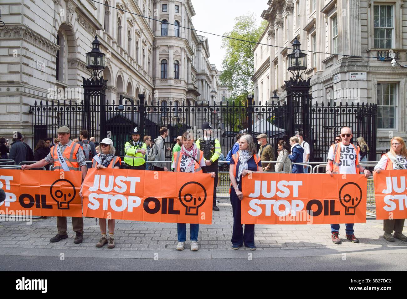 London, Großbritannien. April 2025. Halten Sie die Ölaktivisten vor der Downing Street auf, während sie ihren letzten Protest inszenieren. Die Klimagruppe kündigte kürzlich an, die Protestaktionen einzustellen. Quelle: Vuk Valcic/Alamy Live News Stockfoto