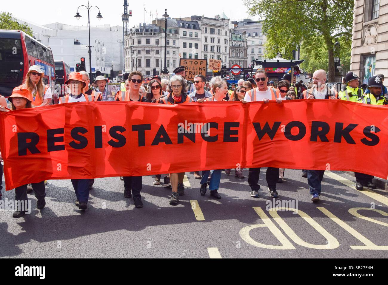 London, Großbritannien. April 2025. Halten Sie einfach die Ölaktivisten auf dem Weg durch den Trafalgar Square auf, während sie ihren letzten Protest inszenieren. Die Klimagruppe kündigte kürzlich an, die Protestaktionen einzustellen. Quelle: Vuk Valcic/Alamy Live News Stockfoto
