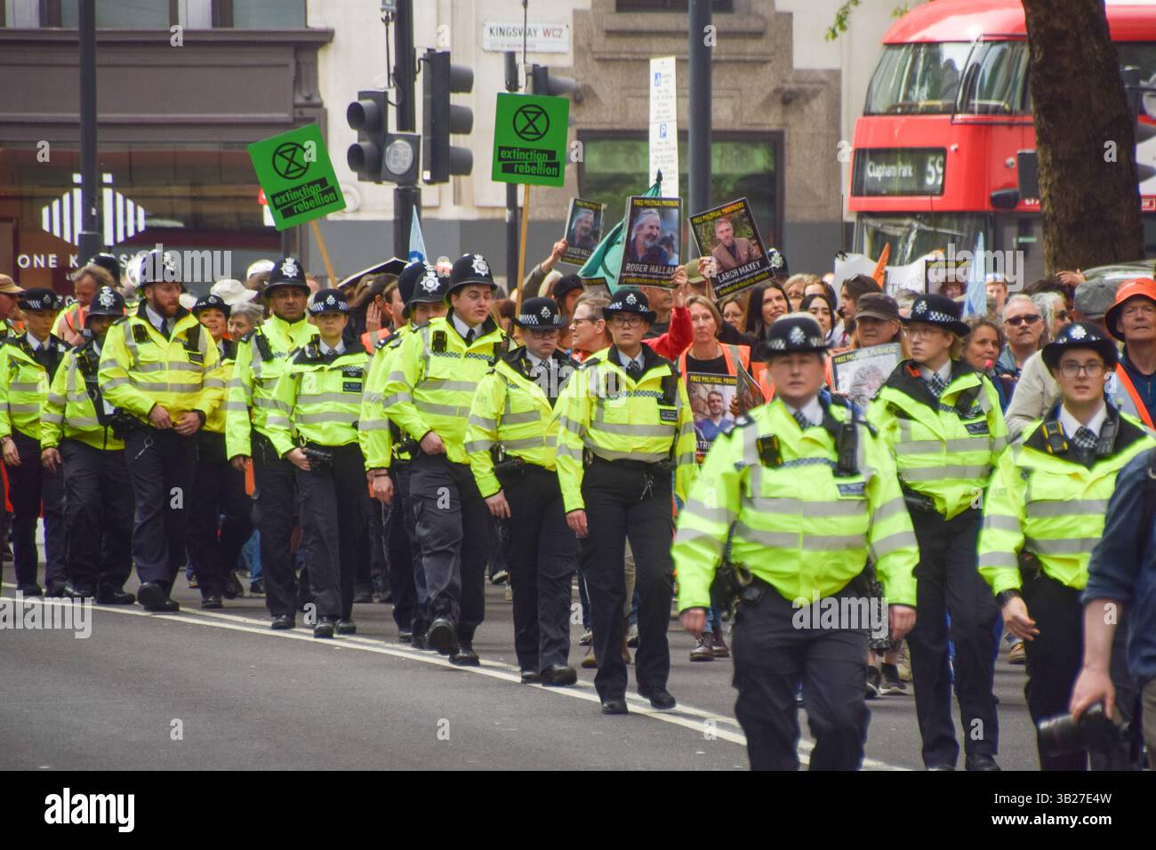 London, Großbritannien. April 2025. Polizisten folgen Just Stop Oil Aktivisten, die durch Aldwych reisen, während sie ihren letzten Protest inszenieren. Die Klimagruppe kündigte kürzlich an, die Protestaktionen einzustellen. Quelle: Vuk Valcic/Alamy Live News Stockfoto