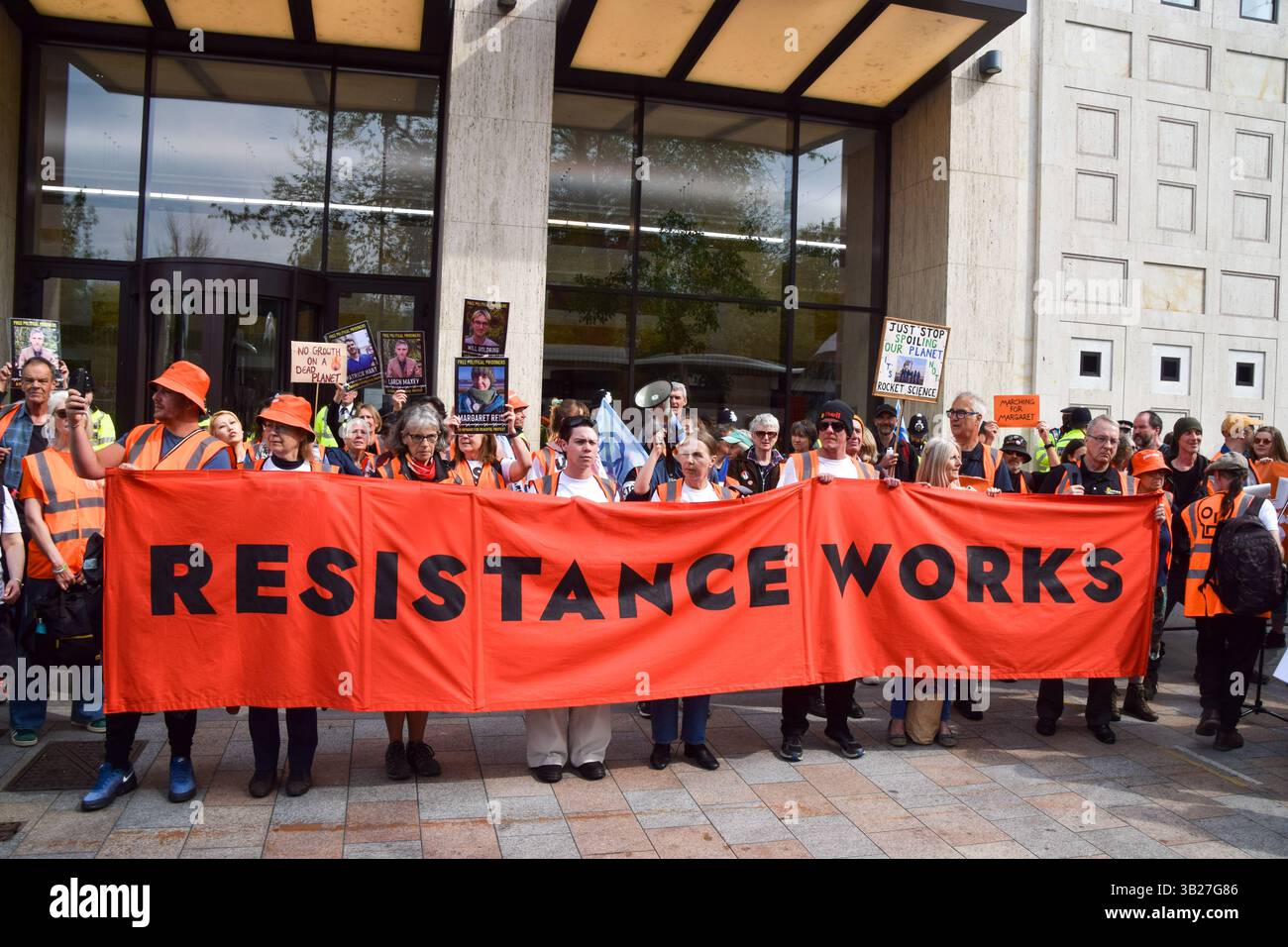 London, Großbritannien. April 2025. Just Stop Oil Aktivisten versammeln sich vor dem Shell Hauptquartier, während sie ihren letzten Protest inszenieren. Die Klimagruppe kündigte kürzlich an, die Protestaktionen einzustellen. Quelle: Vuk Valcic/Alamy Live News Stockfoto