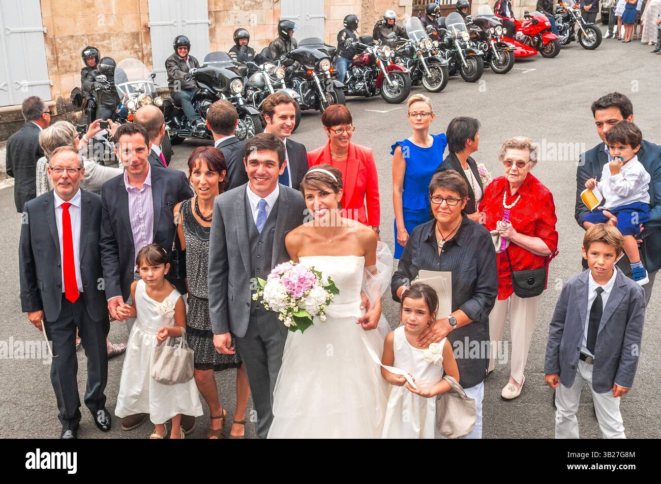 Verheiratetes Paar und Hochzeitsfeier nach rechtlicher standesamtlicher Zeremonie vor der Kirche zur zweiten Zeremonie - Preuilly-sur-Claise, Indre-et-Loire (37), Frankreich. Stockfoto