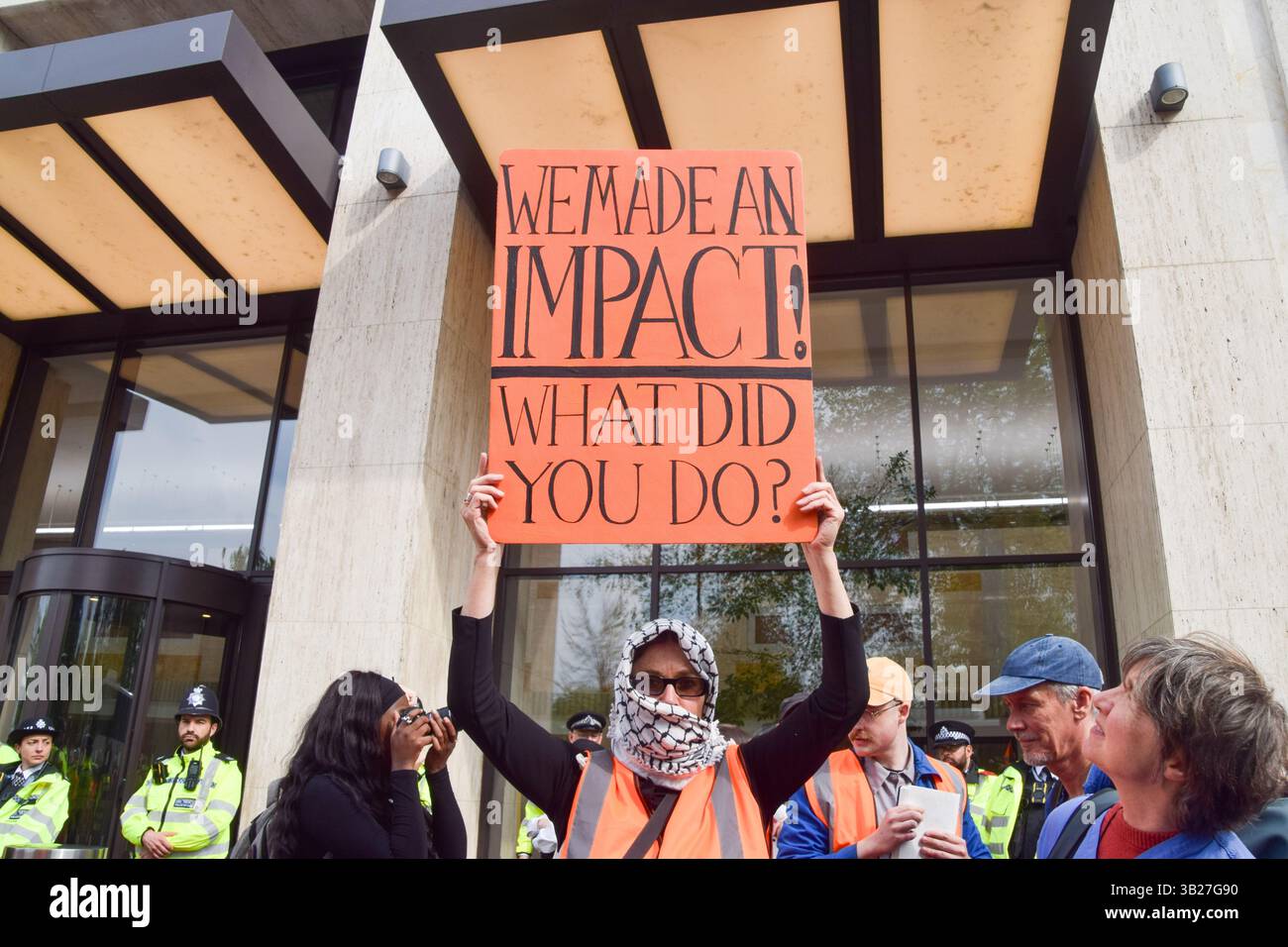 London, Großbritannien. April 2025. Just Stop Oil Aktivisten versammeln sich vor dem Shell Hauptquartier, während sie ihren letzten Protest inszenieren. Die Klimagruppe kündigte kürzlich an, die Protestaktionen einzustellen. Quelle: Vuk Valcic/Alamy Live News Stockfoto