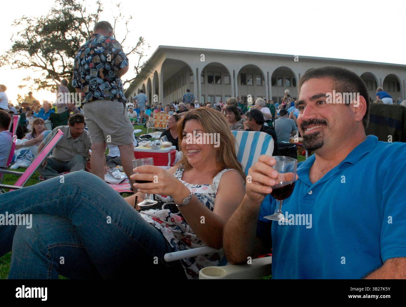 Auf der linken Seite genießen Monica Lobo und Jim Munoz beide aus Modesto die Atmosphäre vor der Vorstellung im Modesto Symphony Orchestra Picknick im Pops auf dem E.J. Gallo Winery Grounds am 12. September 2009. Das ist das erste Mal für Lobo und das achte Mal für Munoz. (Kreditbild: © Modesto Bee/ZUMA Press) Stockfoto