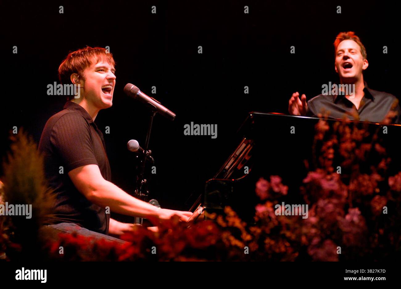 Michael Cavanaugh und Dirigent Steven Reineke mit einer Einladung an das Publikum zu singen, um Elton John's Crocodile Rock im Modesto Symphony Orchestra Picknick in den Pops auf dem E.J. Gallo Winery Grounds am 12. September 2009 zu singen. (Kreditbild: © Modesto Bee/ZUMA Press) Stockfoto