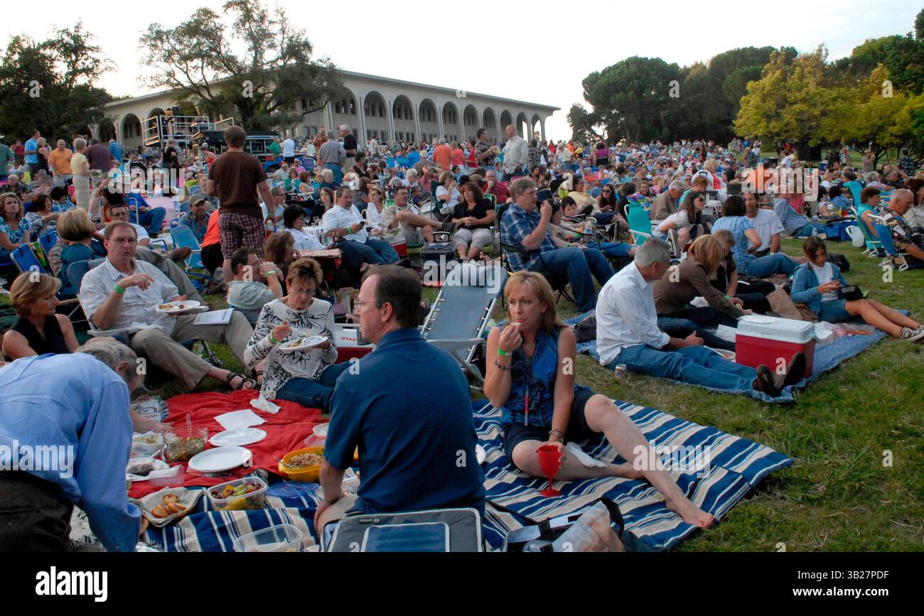 Die Teilnehmer genießen den kühlen Abend und ein Picknick vor der Vorstellung im Modesto Symphony Orchestra Picknick im Pops auf dem E.J. Gallo Winery Grounds am 12. September 2009. (Kreditbild: © Modesto Bee/ZUMA Press) Stockfoto