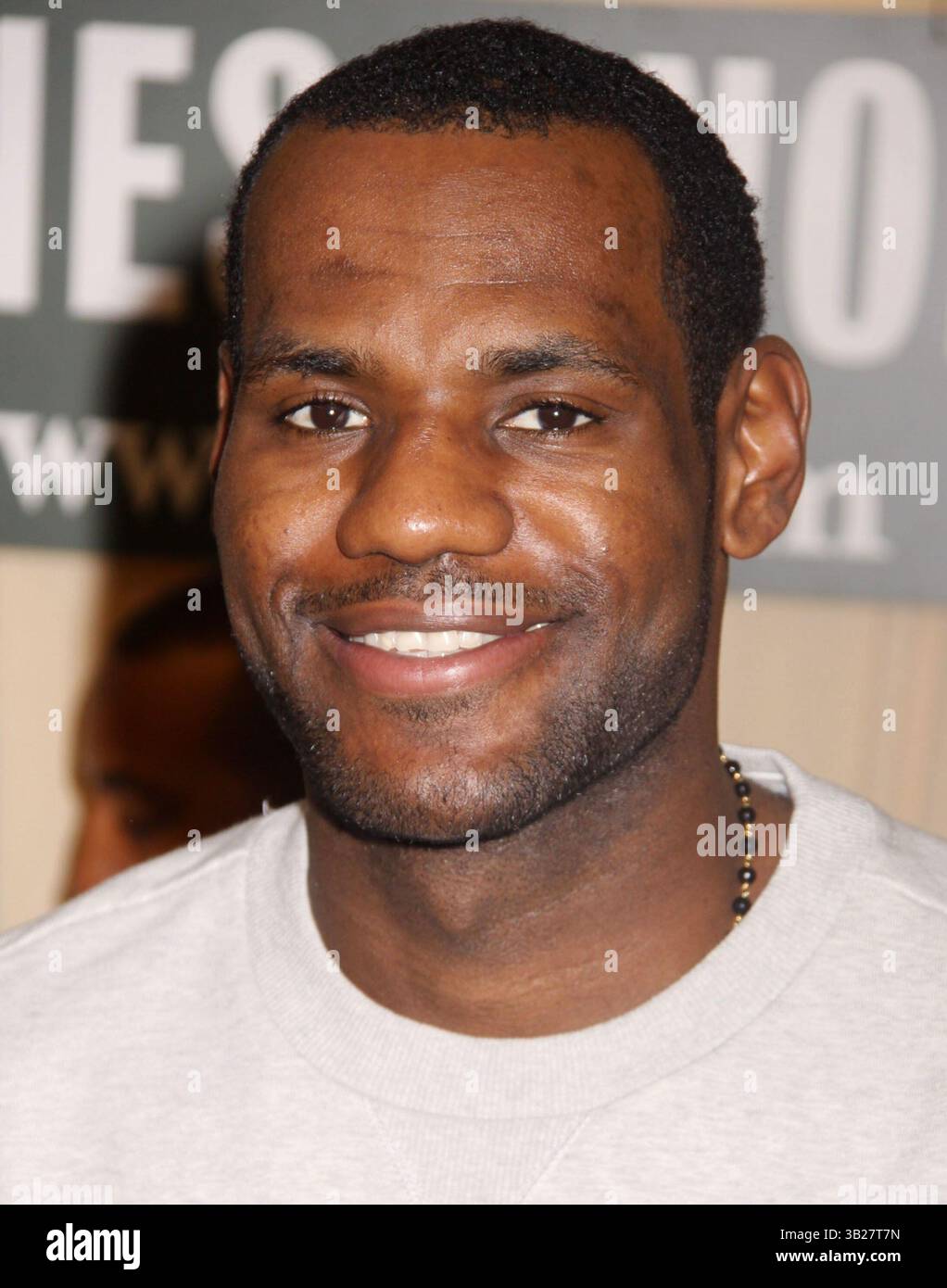 September 2009 – New York, New York, USA – Basketballspieler LEBRON JAMES wirbt für sein neues Buch Shooting Stars, das in Barnes and Noble 5th Avenue gehalten wird. (Bild: © Nancy Kaszerman/ZUMA Press) Stockfoto